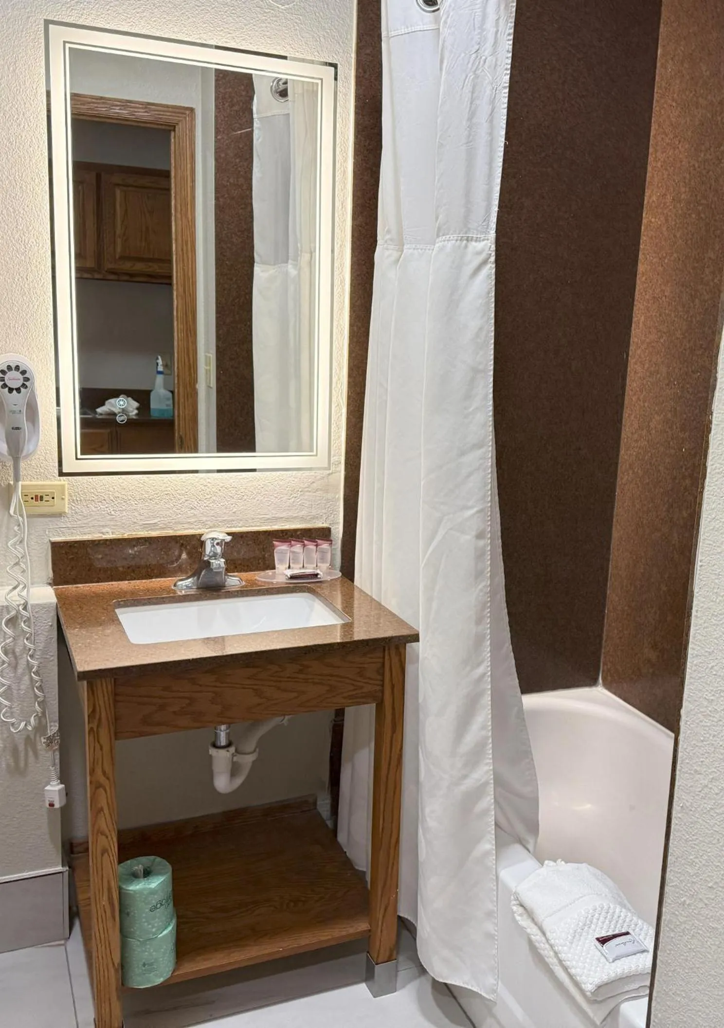 Shower in TownHouse Extended Stay Hotel Downtown