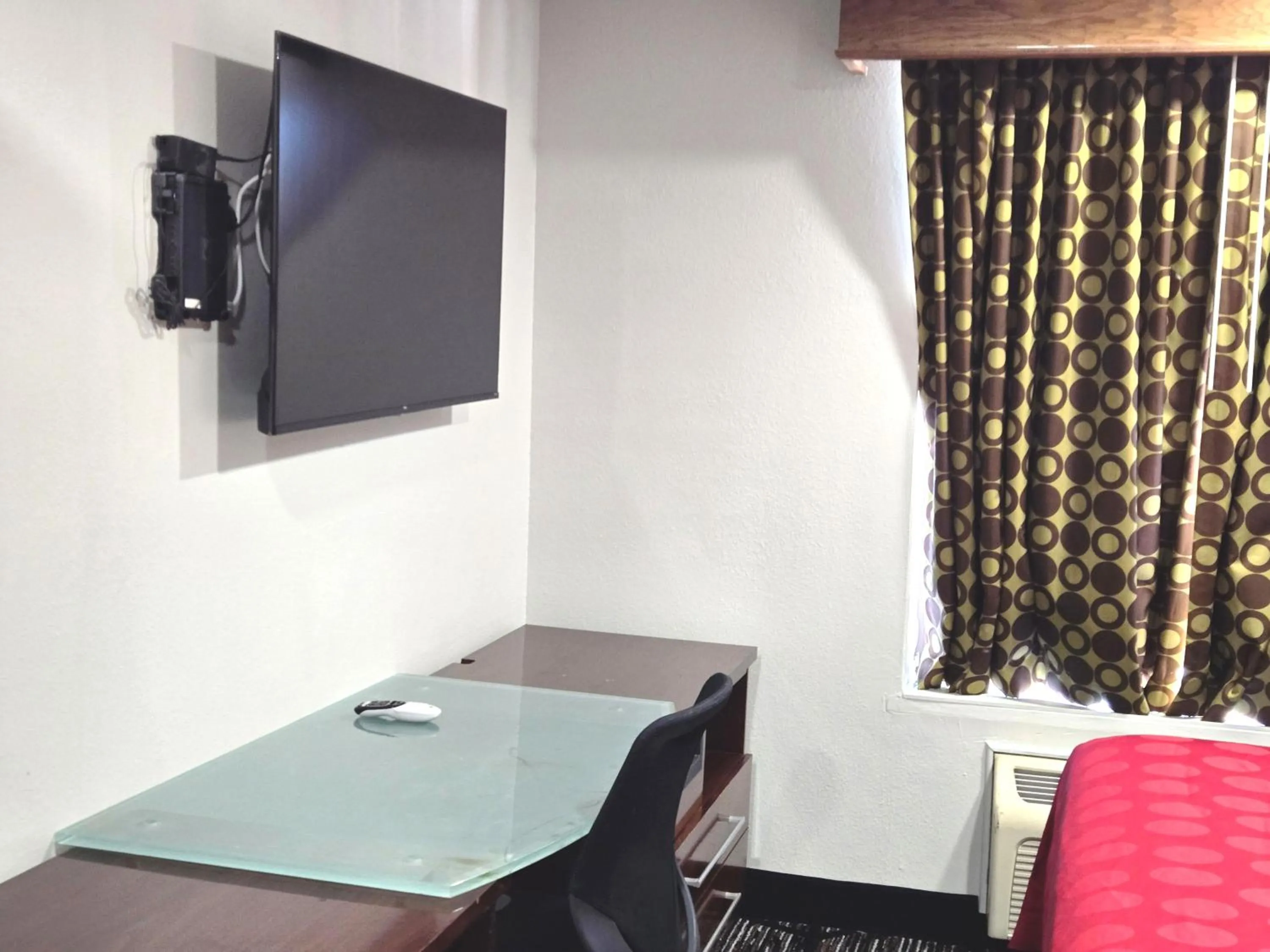 TV and multimedia in TownHouse Extended Stay Hotel Downtown