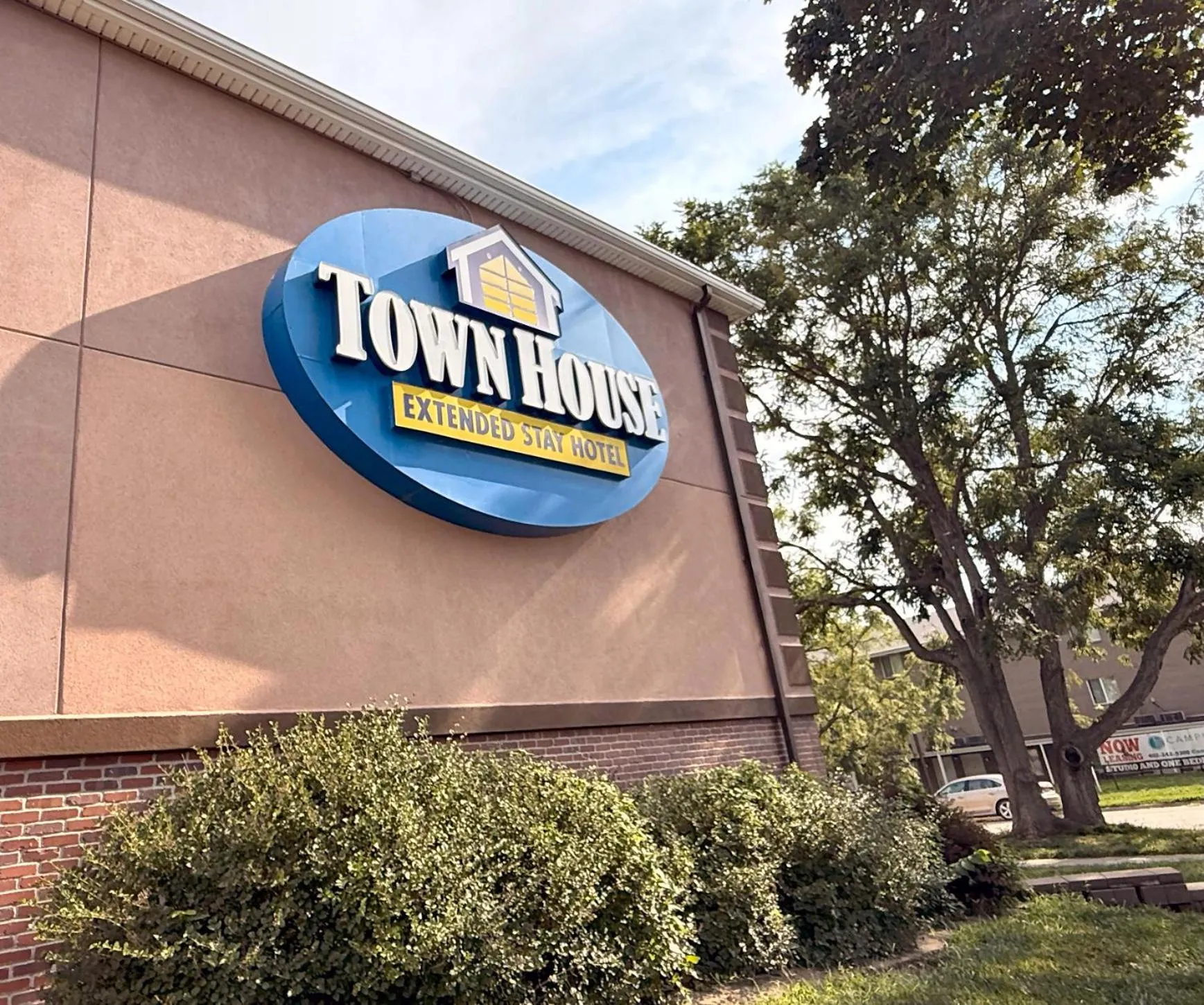 Property building in TownHouse Extended Stay Hotel Downtown