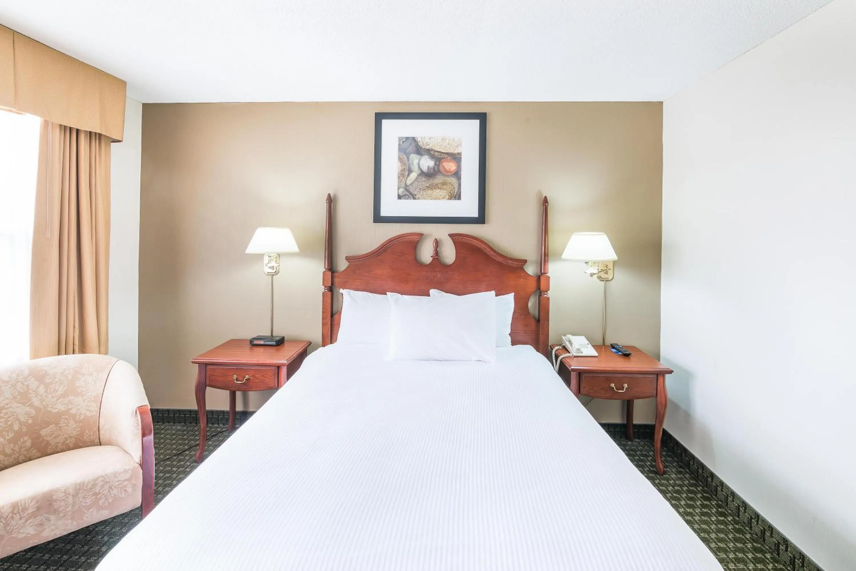 Bedroom, Bed in Ramada by Wyndham Thunder Bay Airlane Hotel