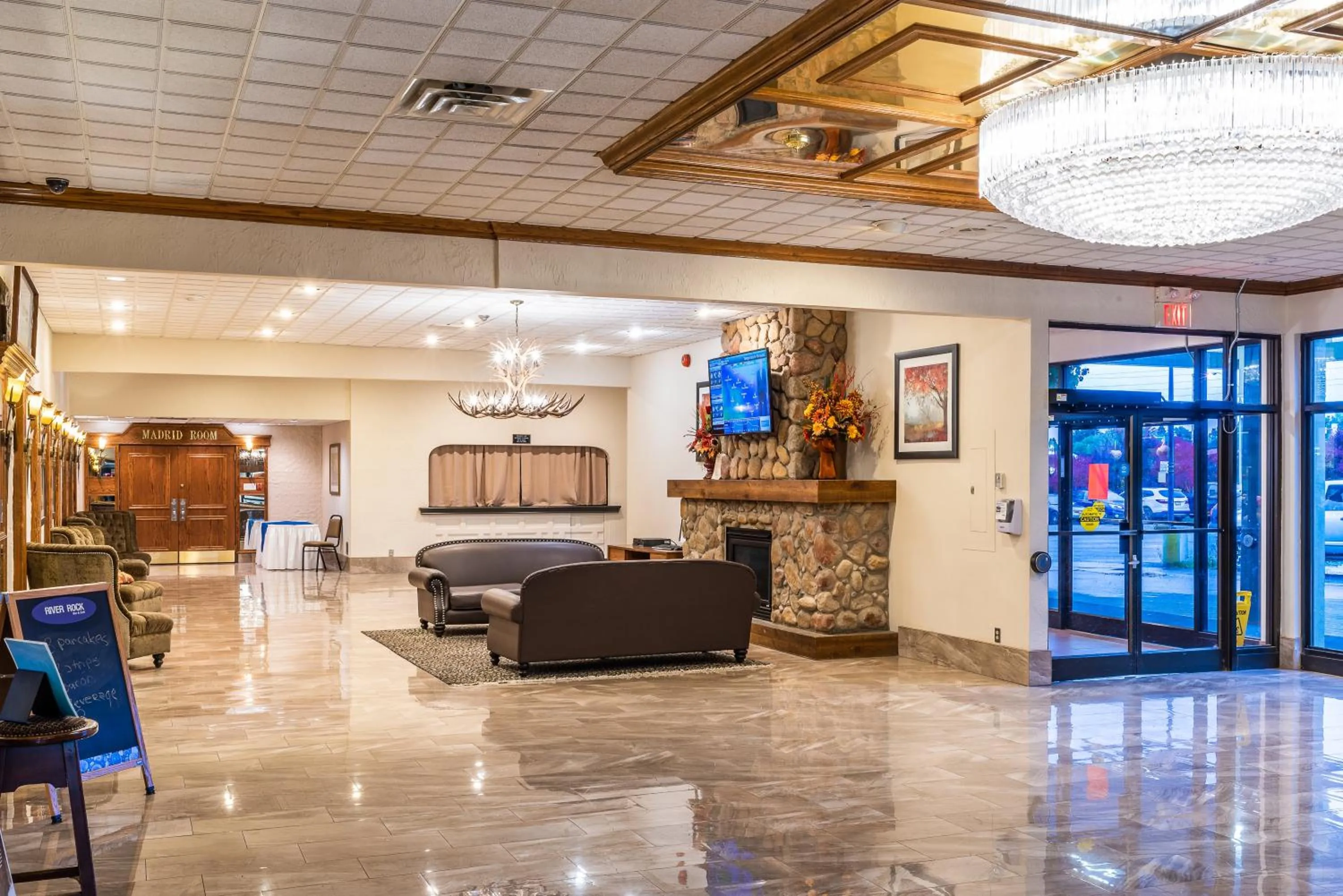 Lobby or reception in Ramada by Wyndham Thunder Bay Airlane Hotel