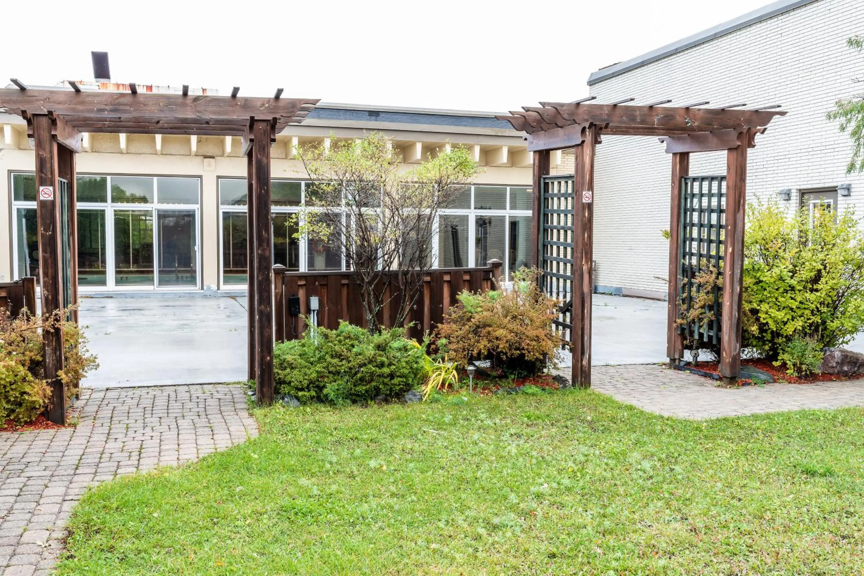 Property building in Ramada by Wyndham Thunder Bay Airlane Hotel