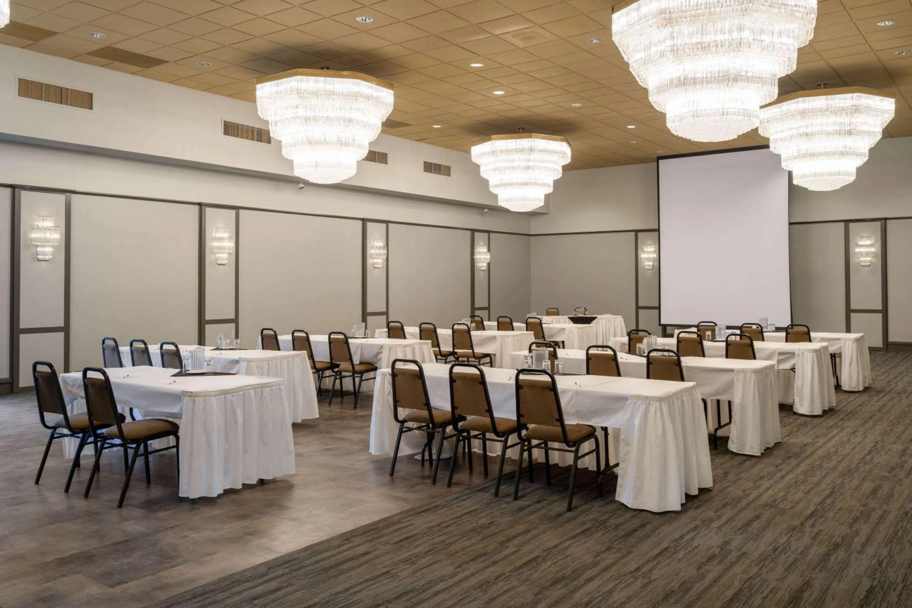 Banquet/Function facilities in Ramada by Wyndham Thunder Bay Airlane Hotel