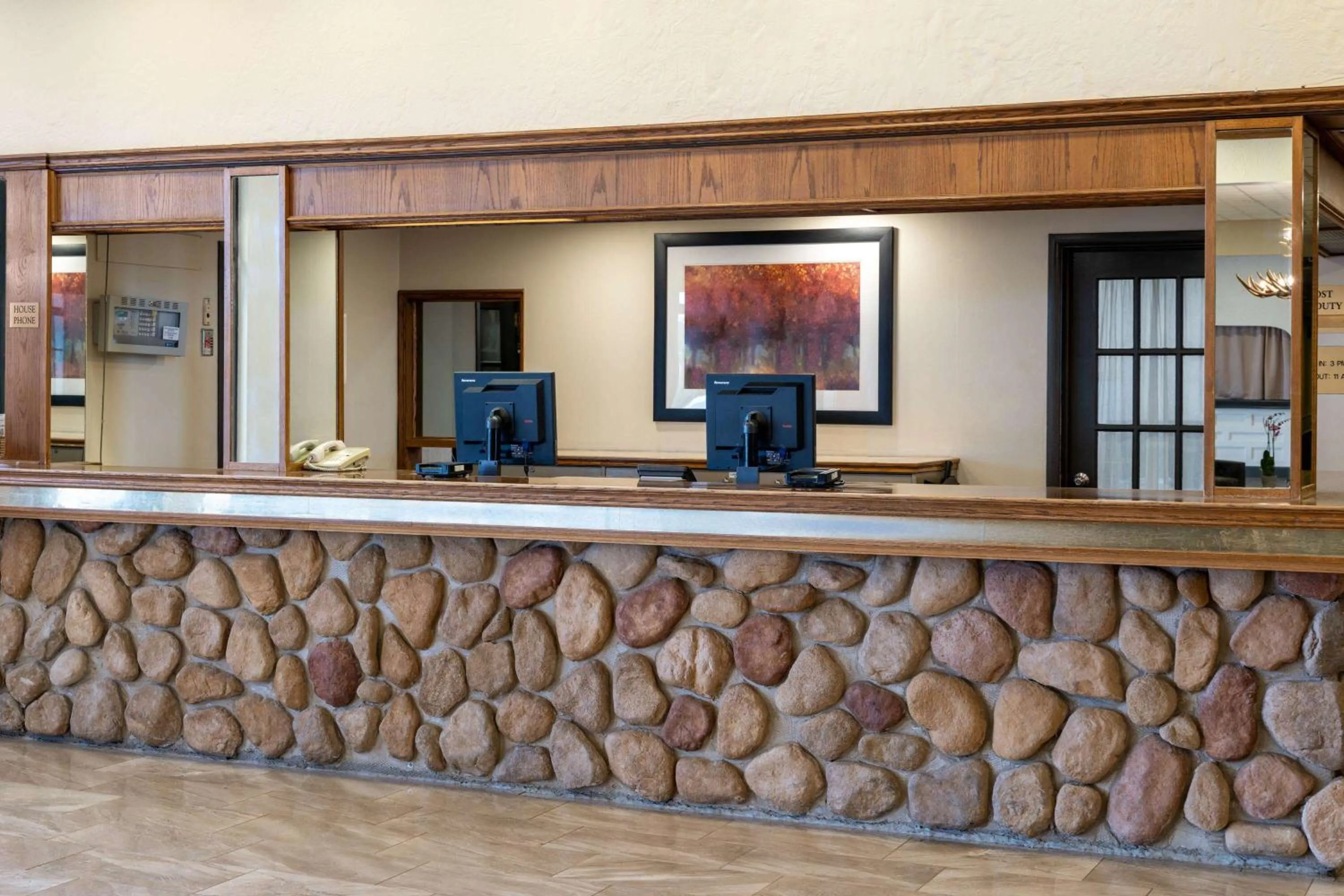 Lobby or reception in Ramada by Wyndham Thunder Bay Airlane Hotel