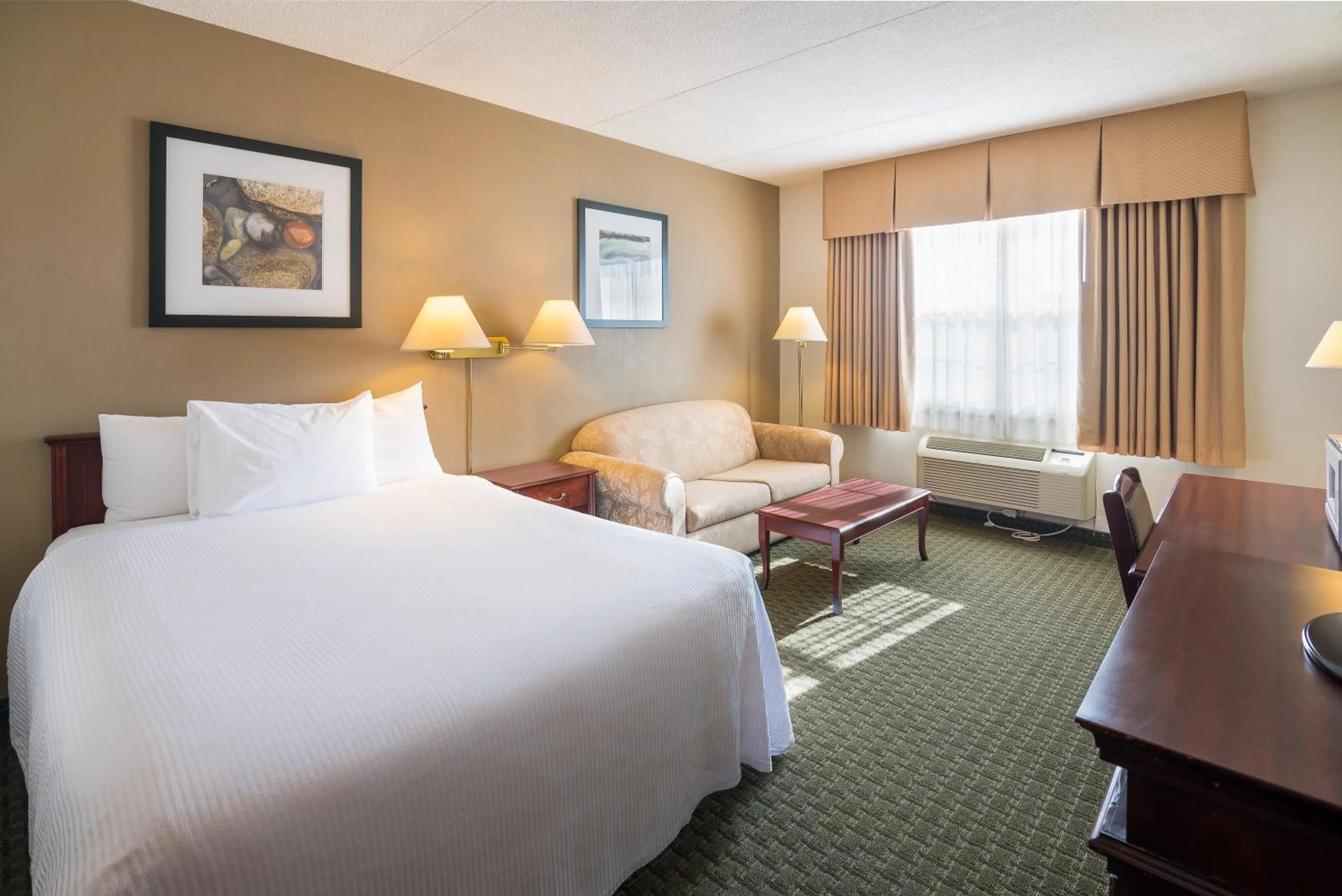 Photo of the whole room, Bed in Ramada by Wyndham Thunder Bay Airlane Hotel