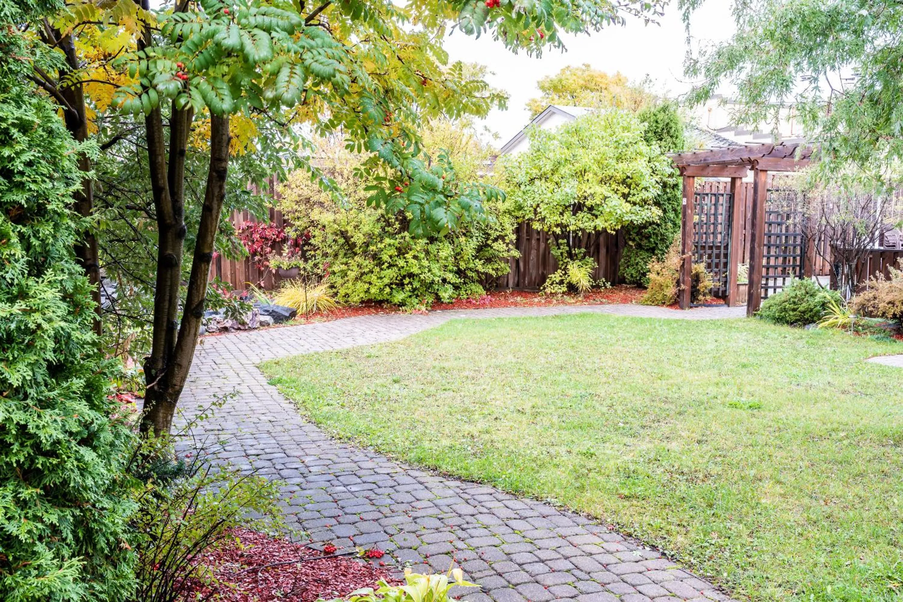 Garden in Ramada by Wyndham Thunder Bay Airlane Hotel