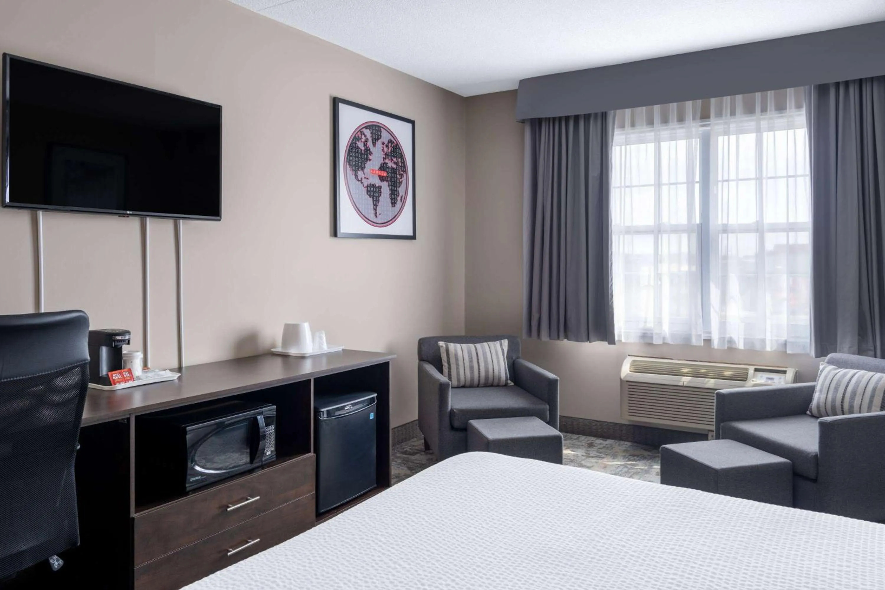 Photo of the whole room, Bed in Ramada by Wyndham Thunder Bay Airlane Hotel