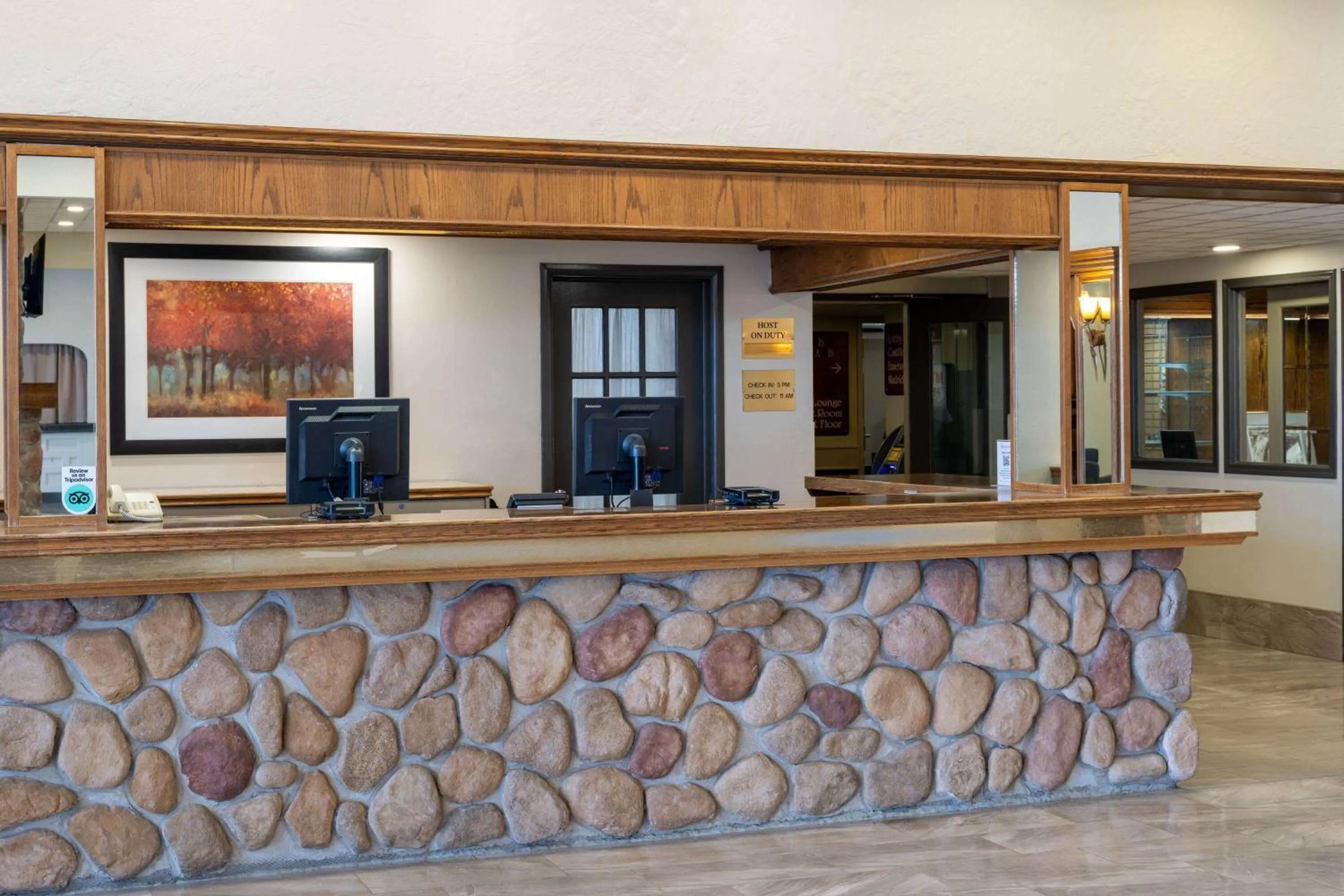 Lobby or reception in Ramada by Wyndham Thunder Bay Airlane Hotel