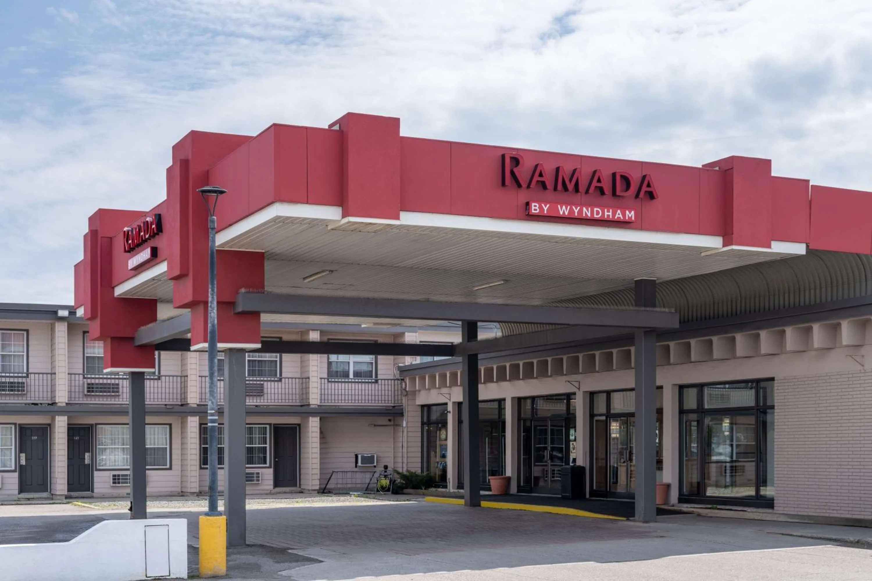 Property building in Ramada by Wyndham Thunder Bay Airlane Hotel
