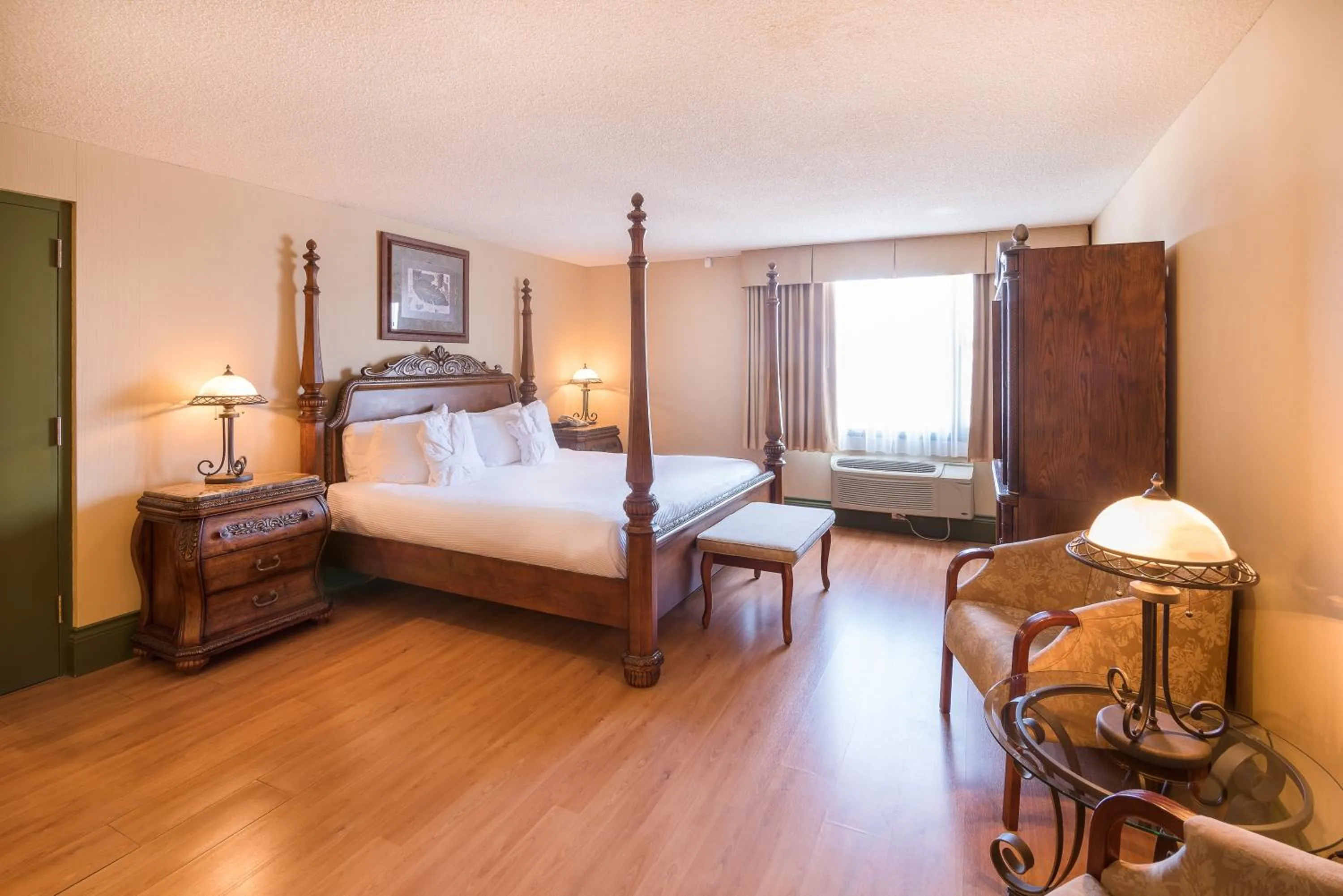 Photo of the whole room, Bed in Ramada by Wyndham Thunder Bay Airlane Hotel