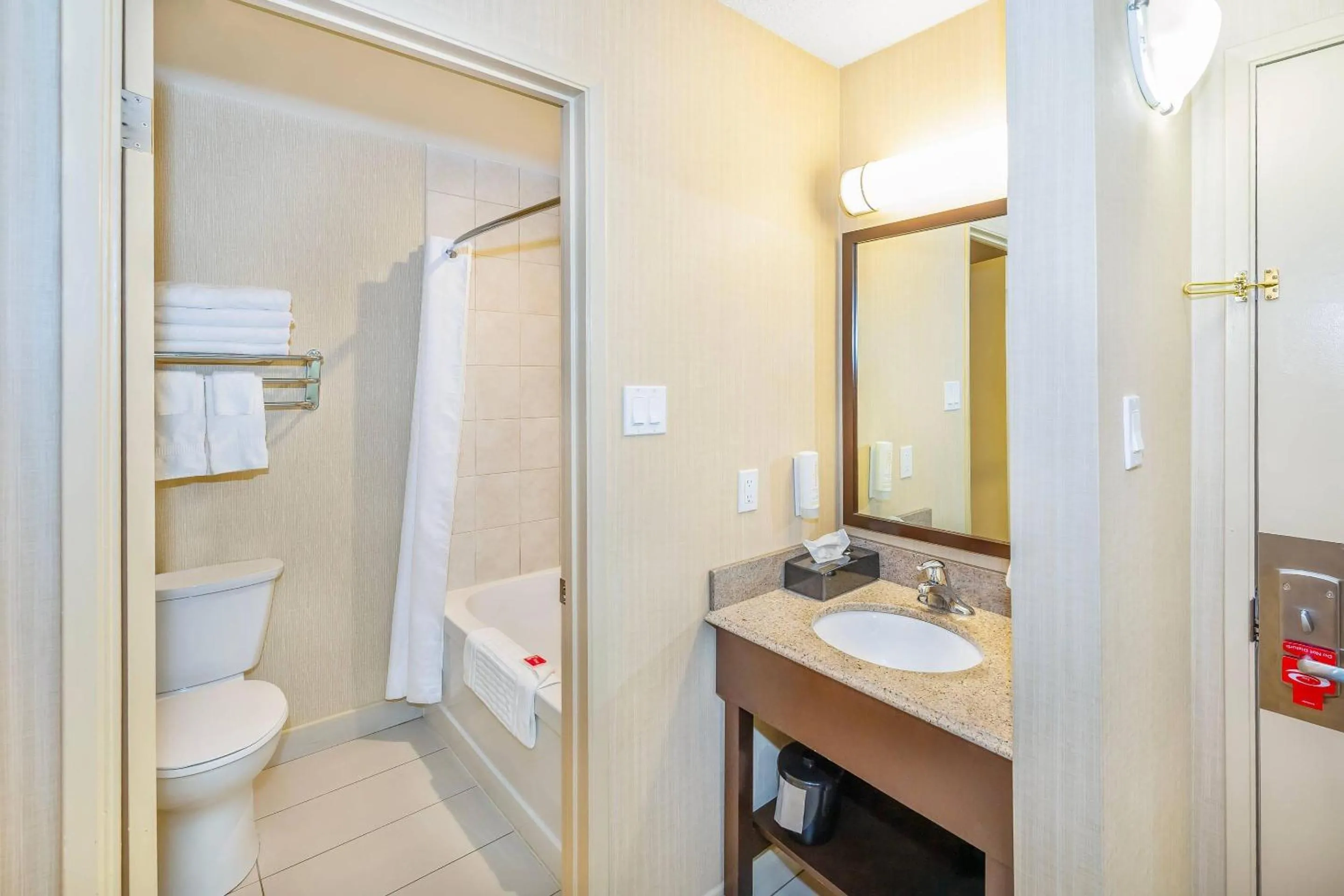 Bedroom in Econo Lodge