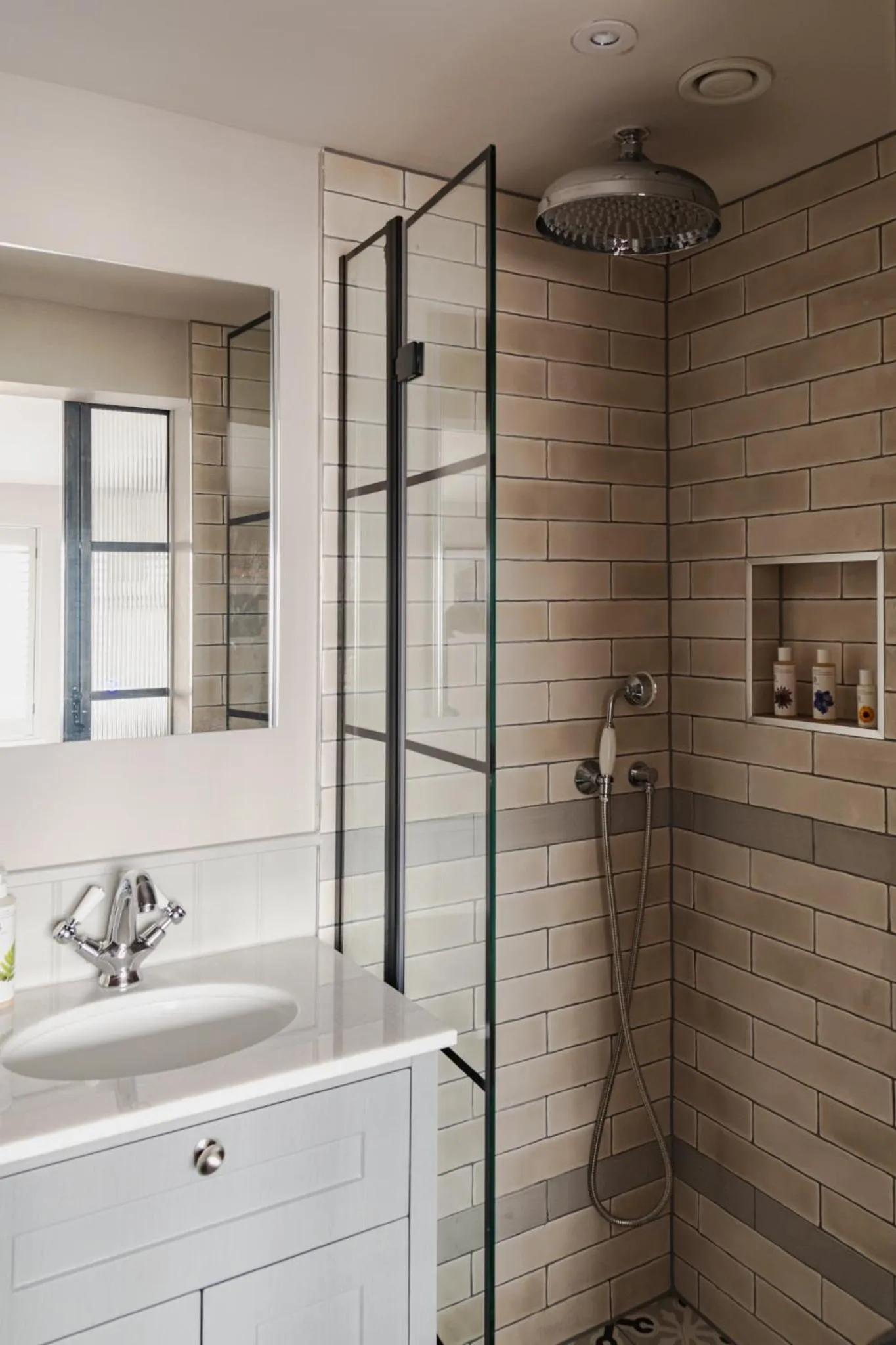 Shower in Hare and Hounds - Newbury