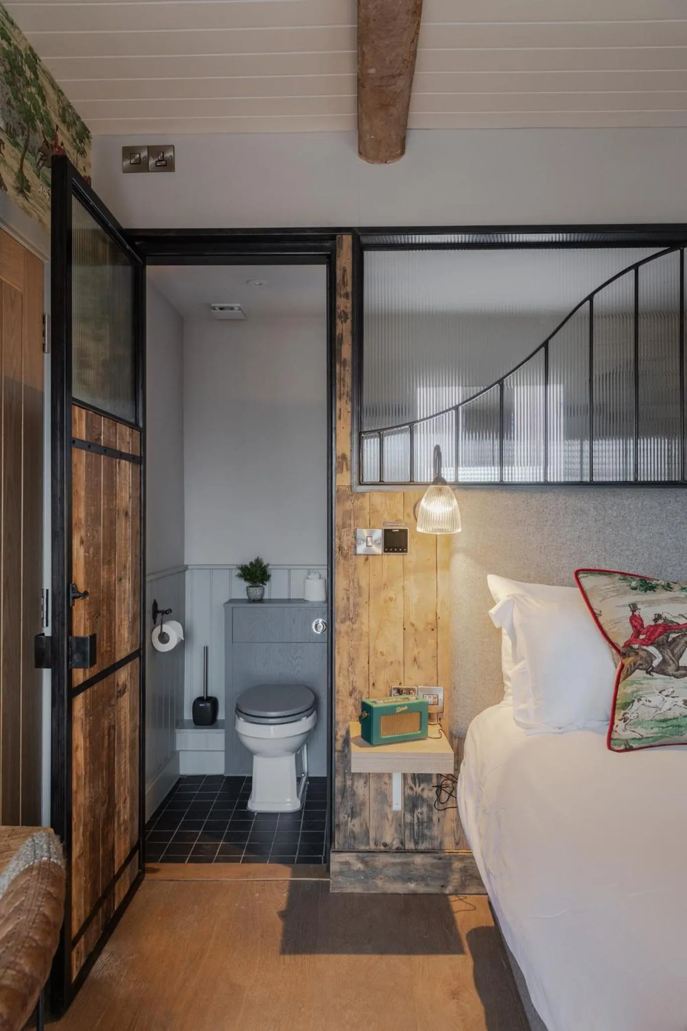 Bathroom, Bed in Hare and Hounds - Newbury