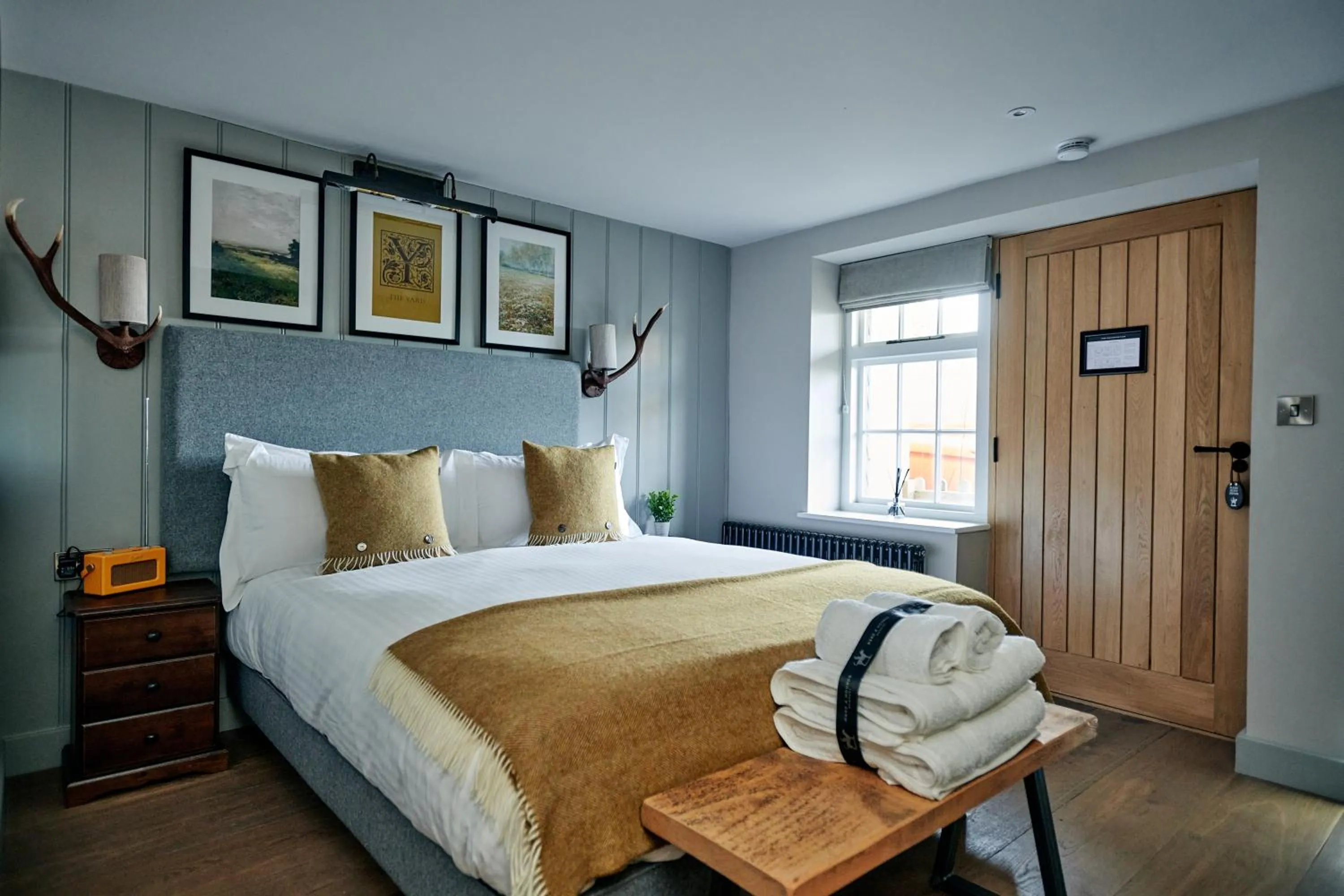 Bedroom, Bed in Hare and Hounds - Newbury