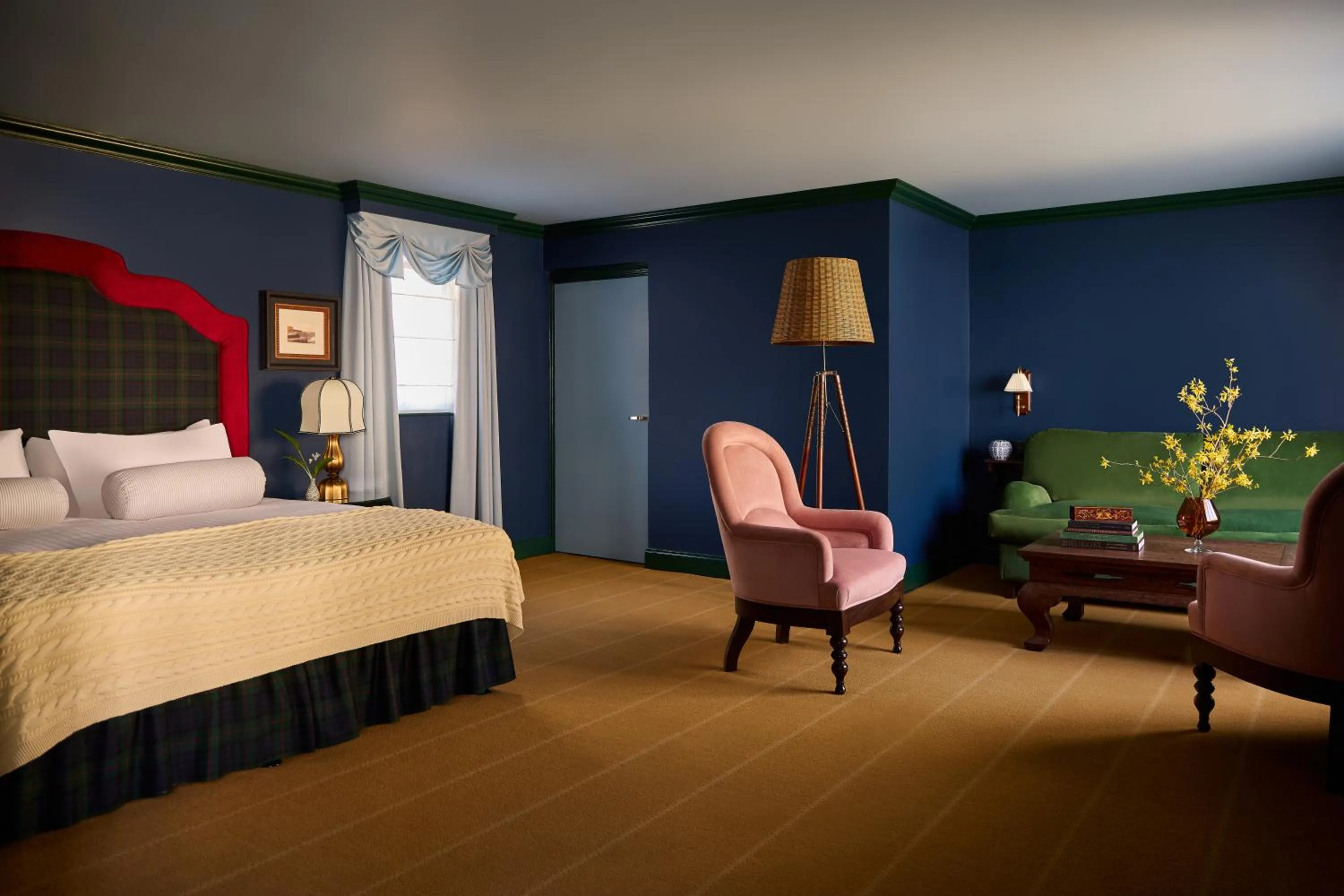 Seating area, Bed in Portrush Adelphi