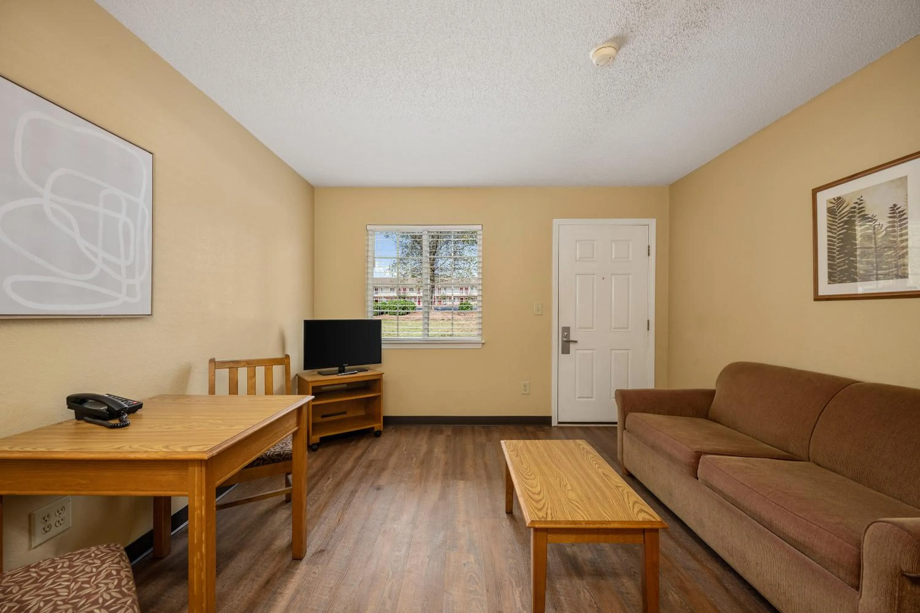 Living room in Affordable Suites Myrtle Beach
