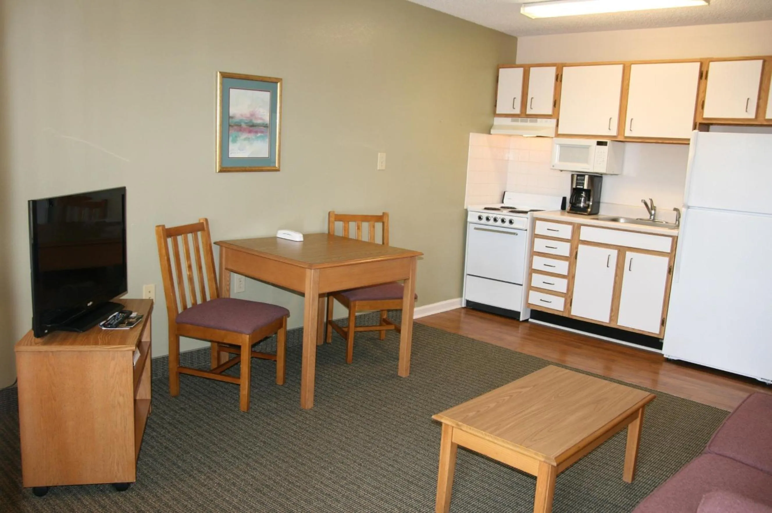 Kitchen or kitchenette in Affordable Suites Salisbury