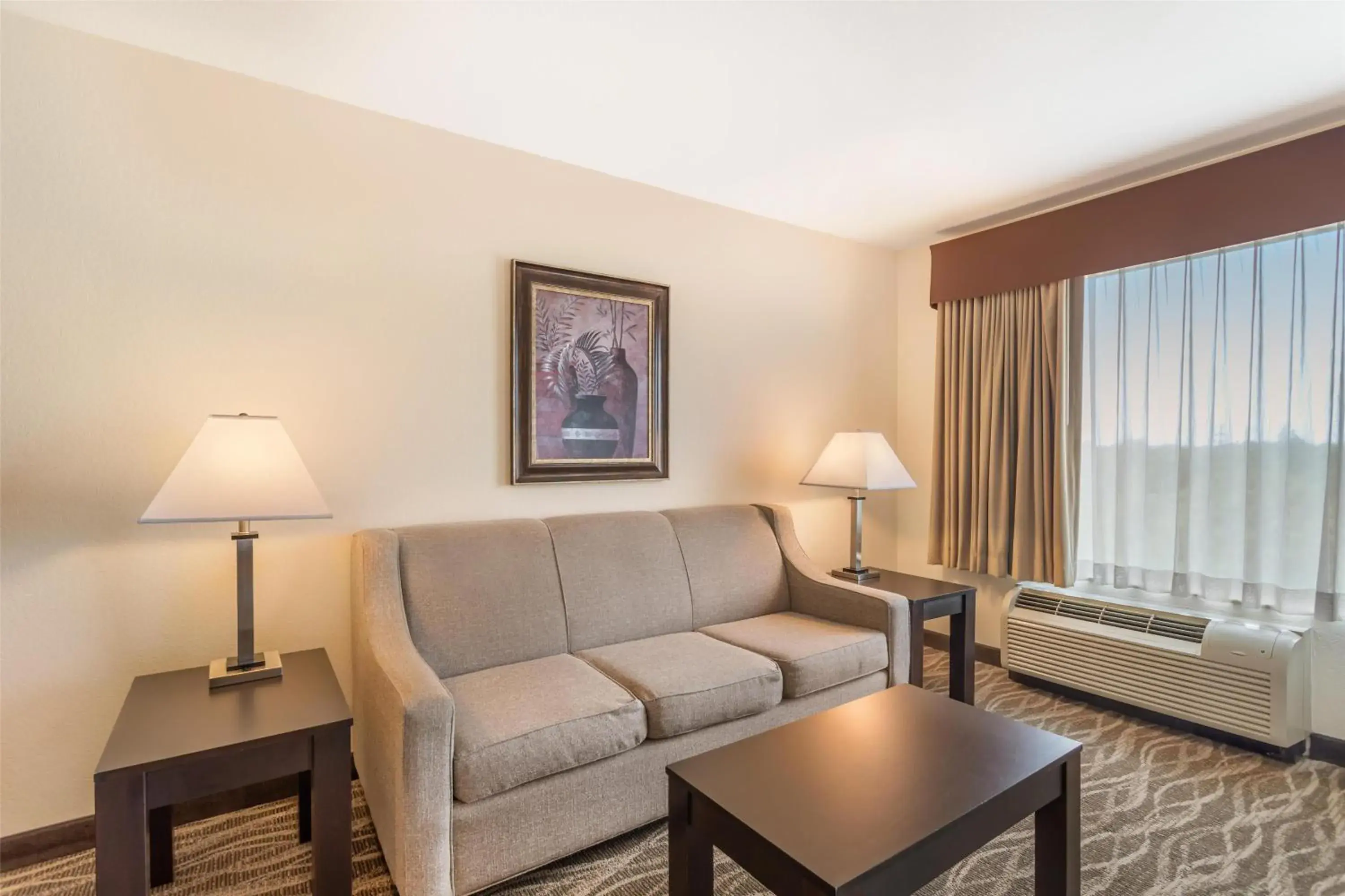 Deluxe Queen Room in Best Western Plus Valdosta Hotel & Suites Deluxe Queen Room in Best Western Plus Valdosta Hotel & Suites