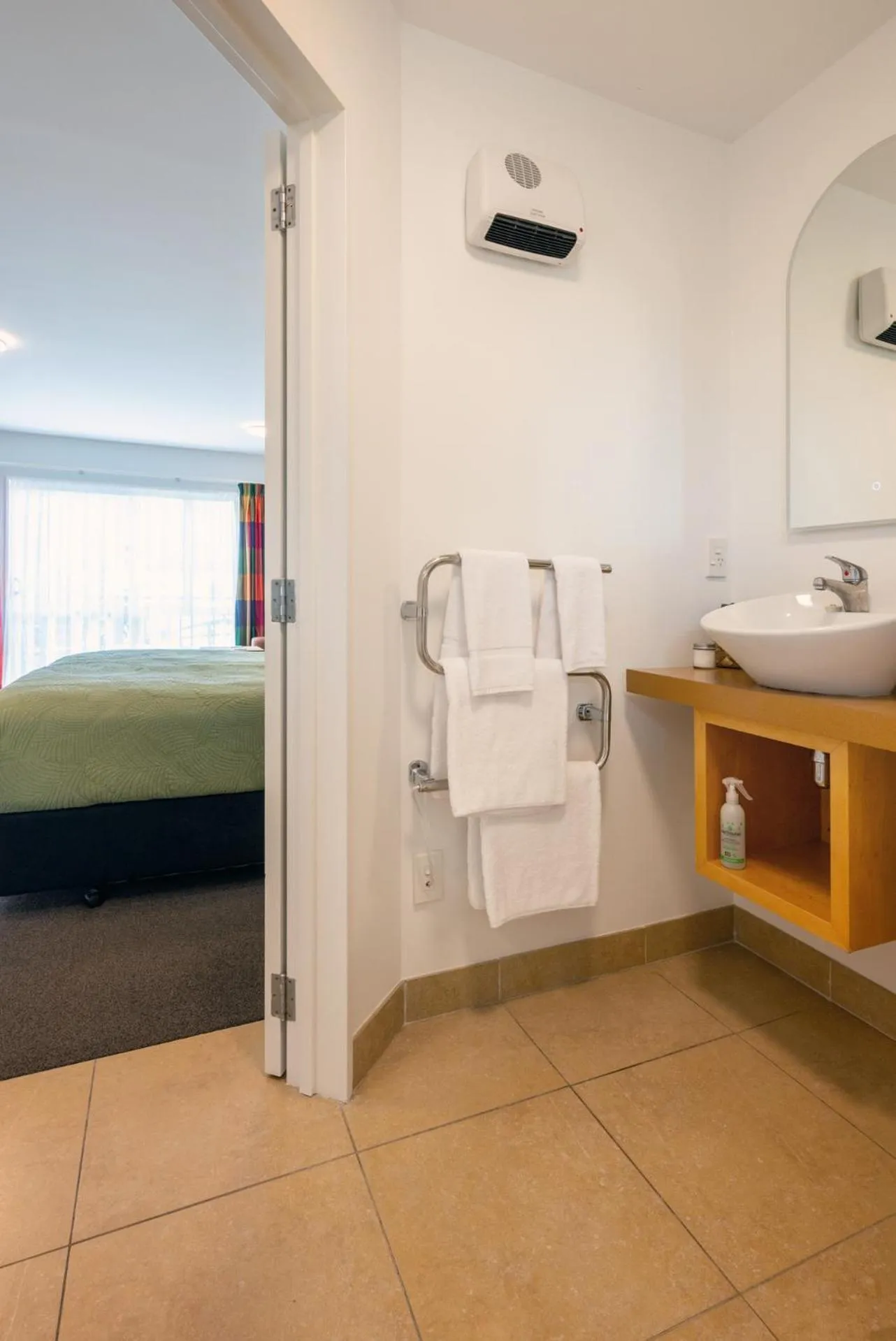 Bathroom, Bed in Tussock Peak Lodge