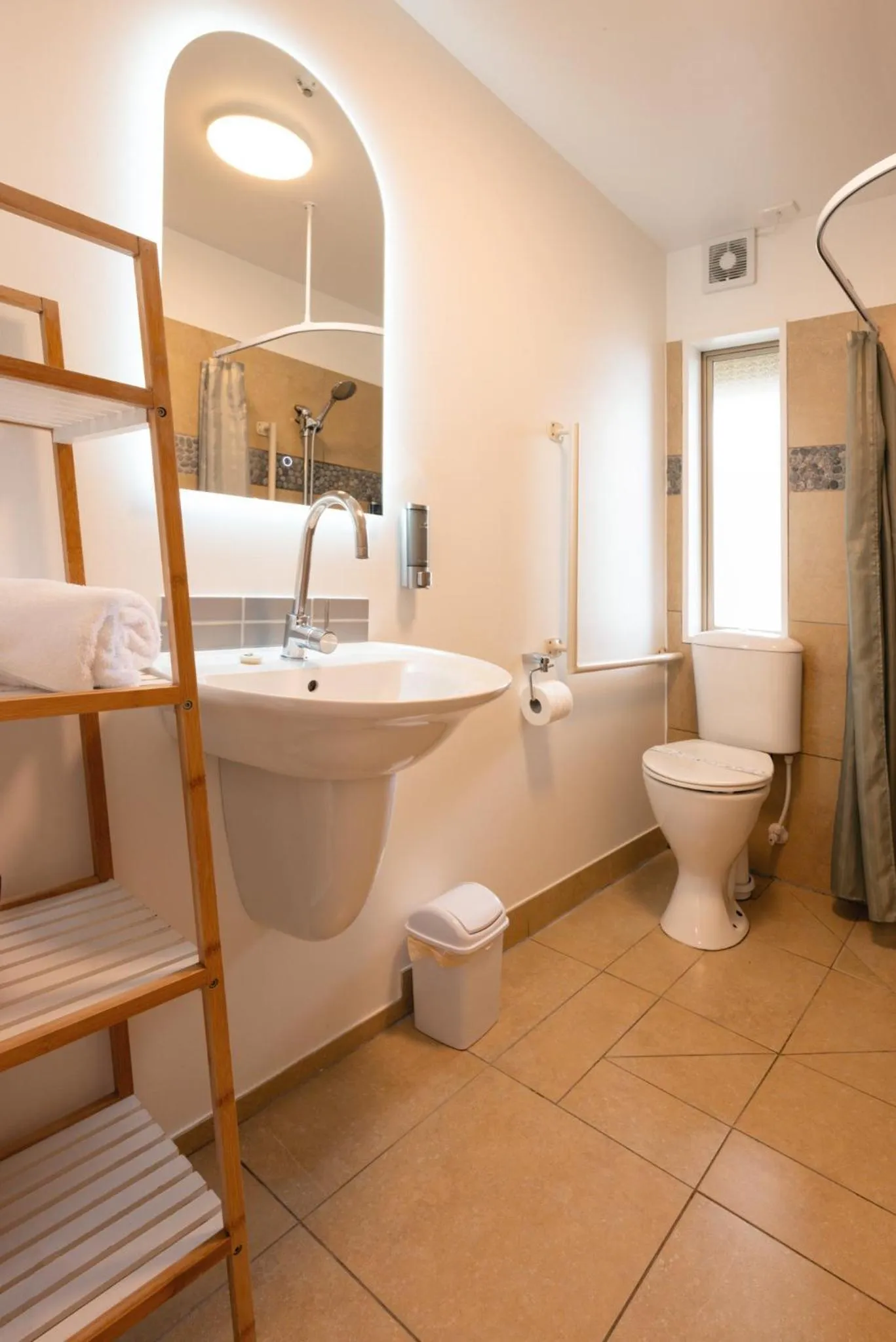 Shower in Tussock Peak Lodge