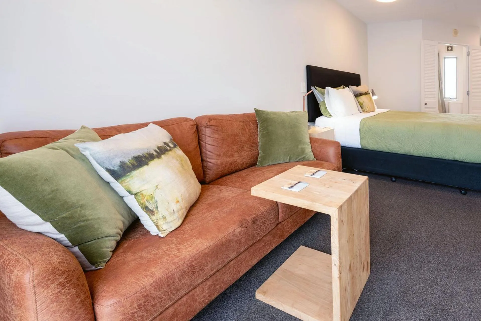 Living room, Bed in Tussock Peak Lodge
