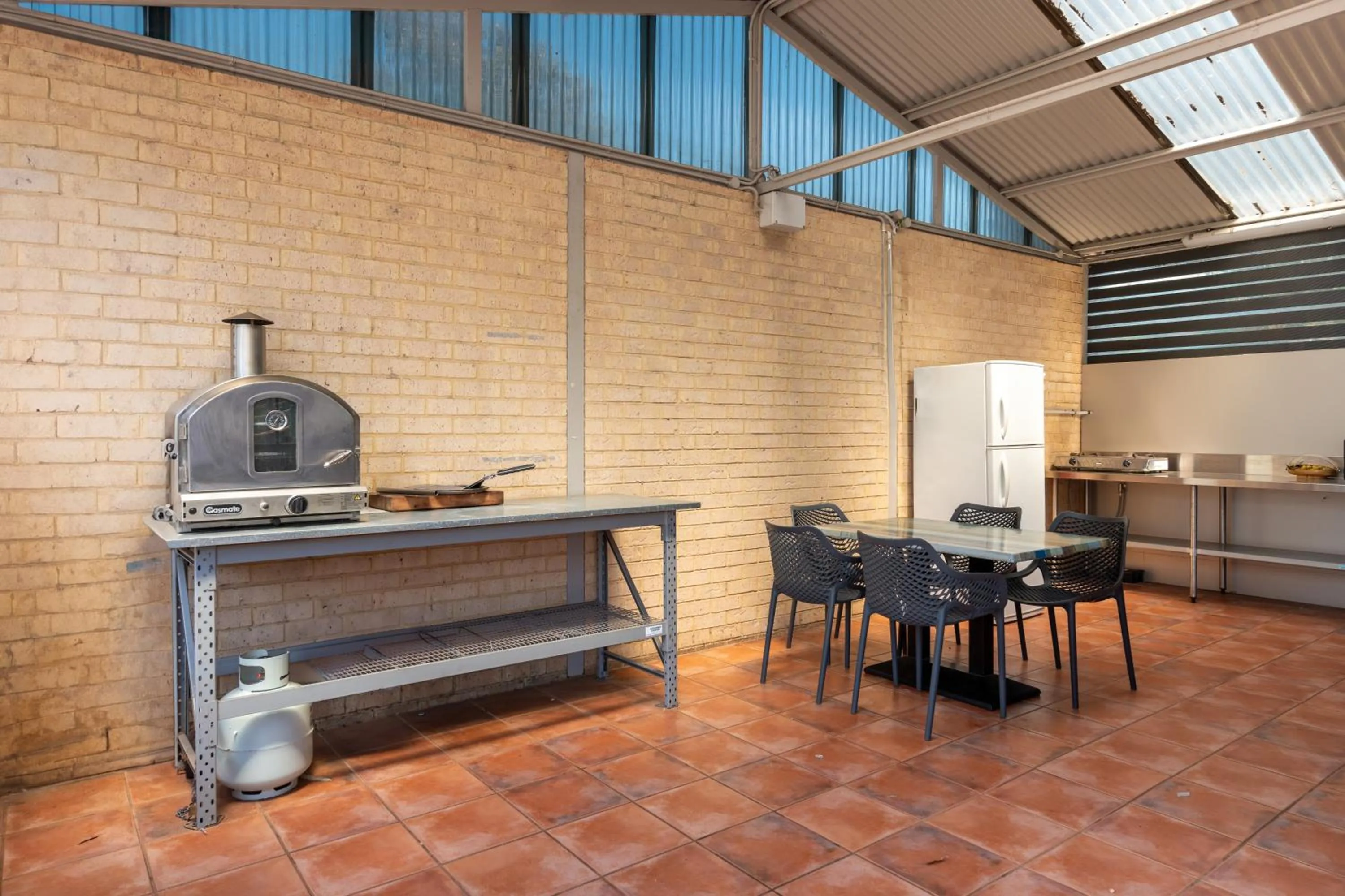 Communal kitchen in Tasman Holiday Parks - Albany