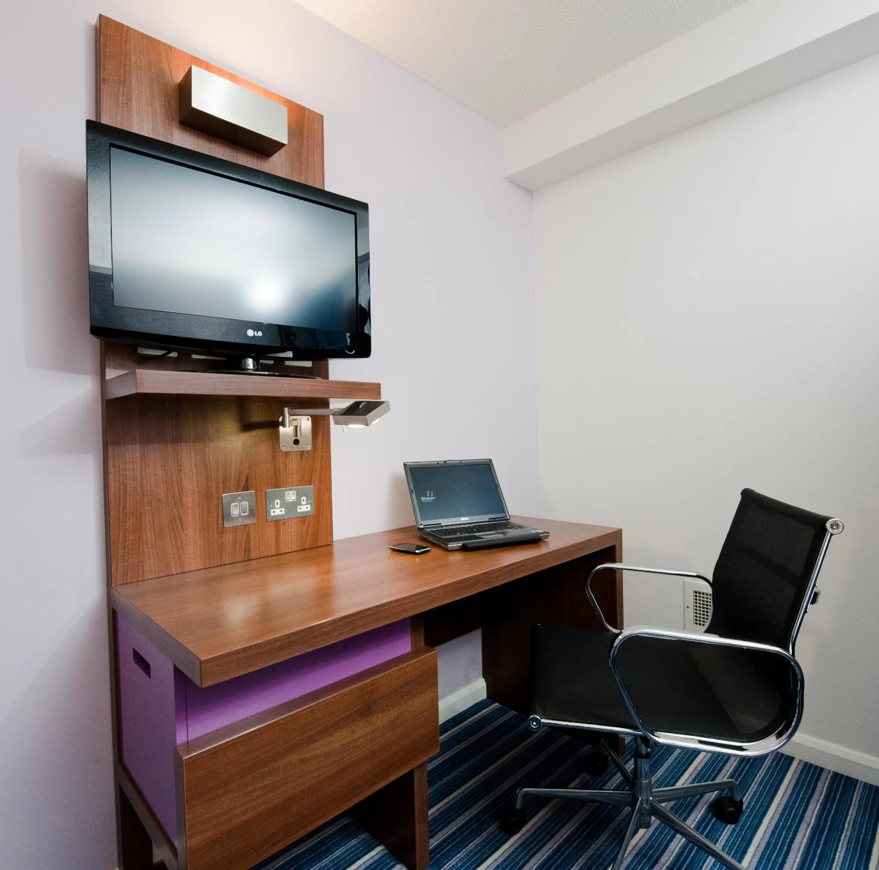 TV and multimedia, TV/Entertainment Center in Holiday Inn Express London City