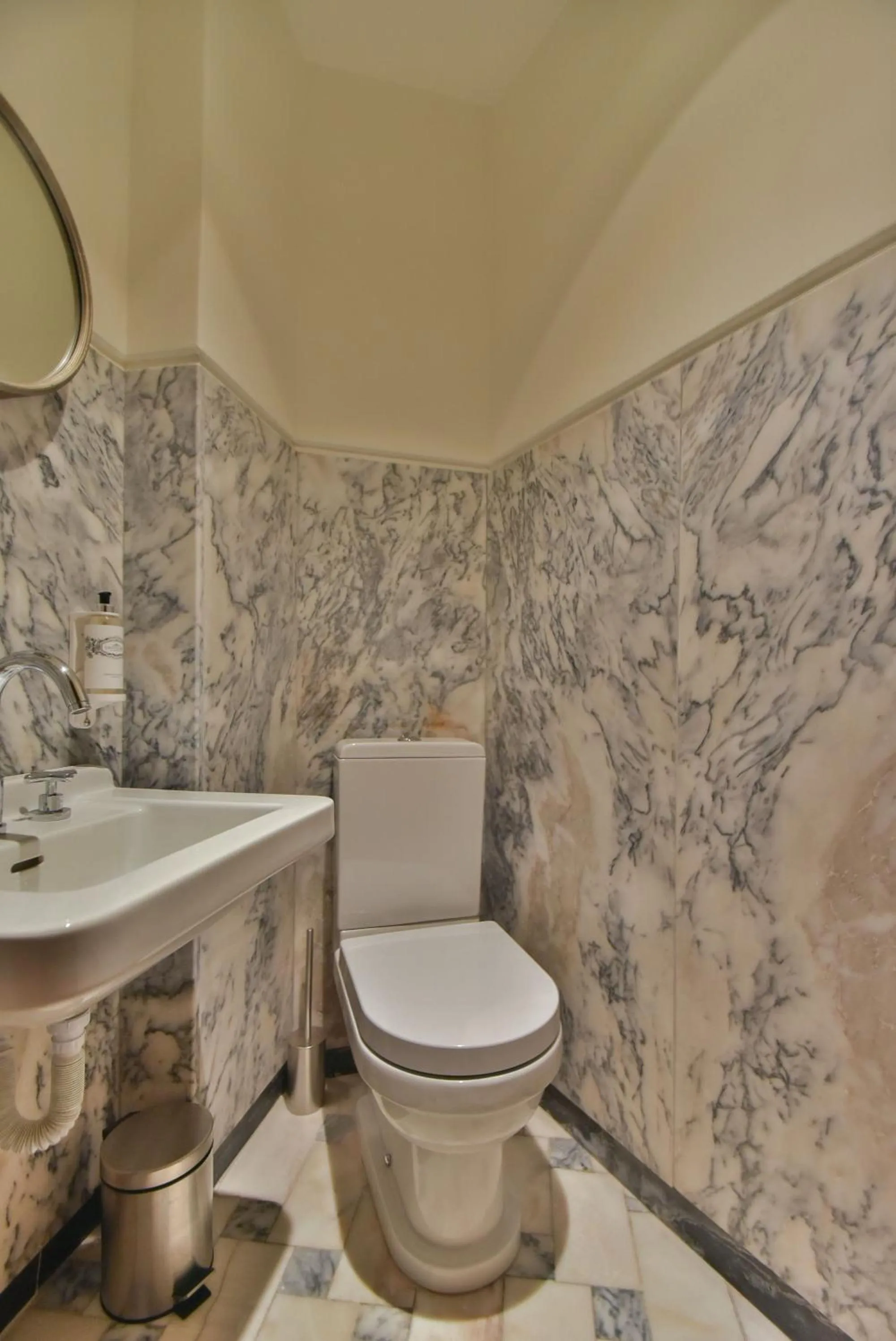 Toilet in Republica 157 Guest House