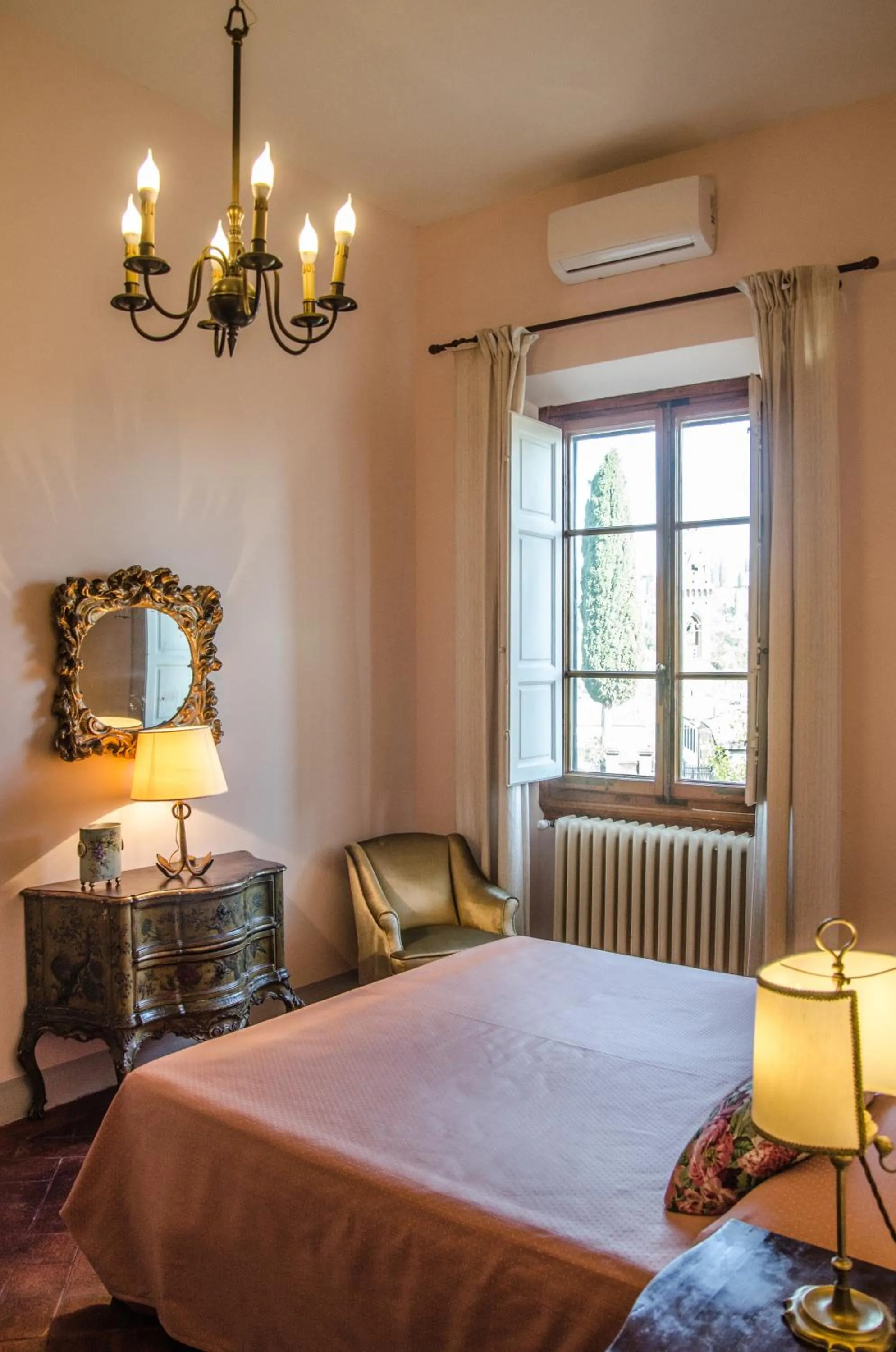 Photo of the whole room, Bed in Villa La Piccioncina Firenze