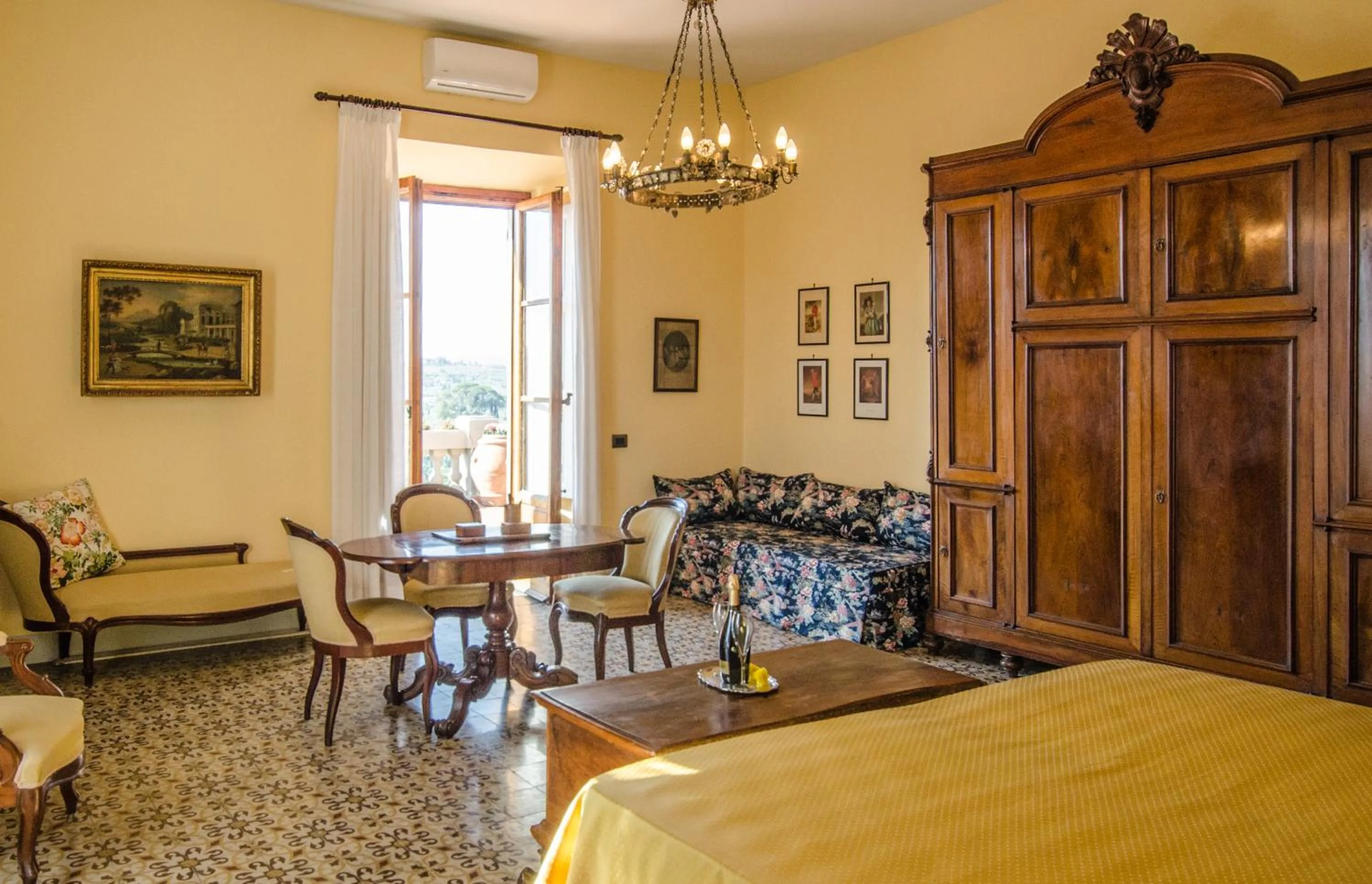 Balcony/Terrace, Bed in Villa La Piccioncina Firenze