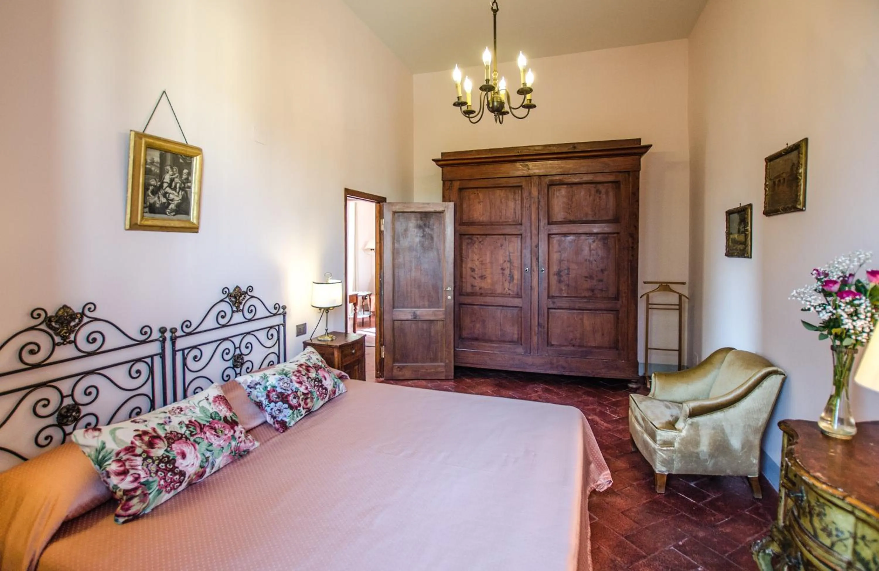 Photo of the whole room, Bed in Villa La Piccioncina Firenze