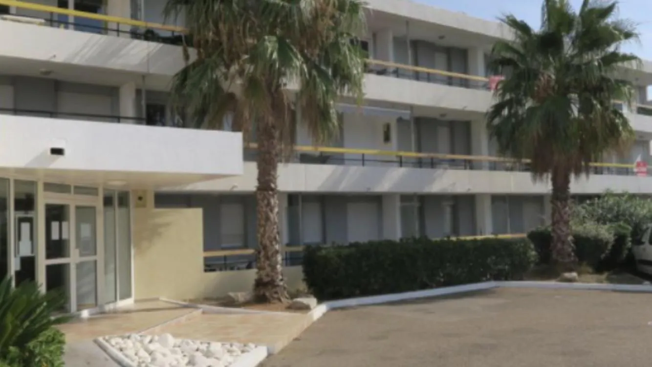 Property building in Les cigales de la mer Place de la libération