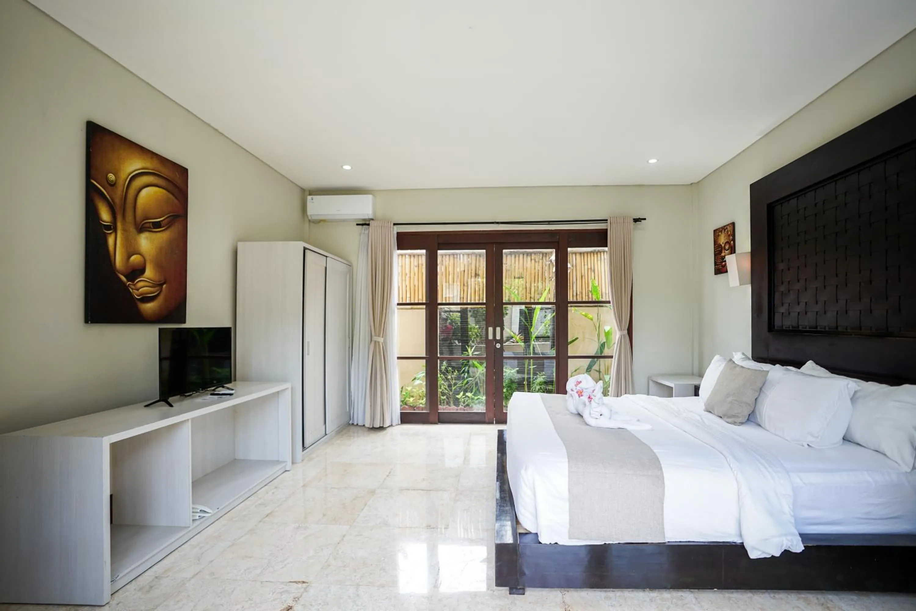Bathroom, Bed in Villa Harmony - Residence