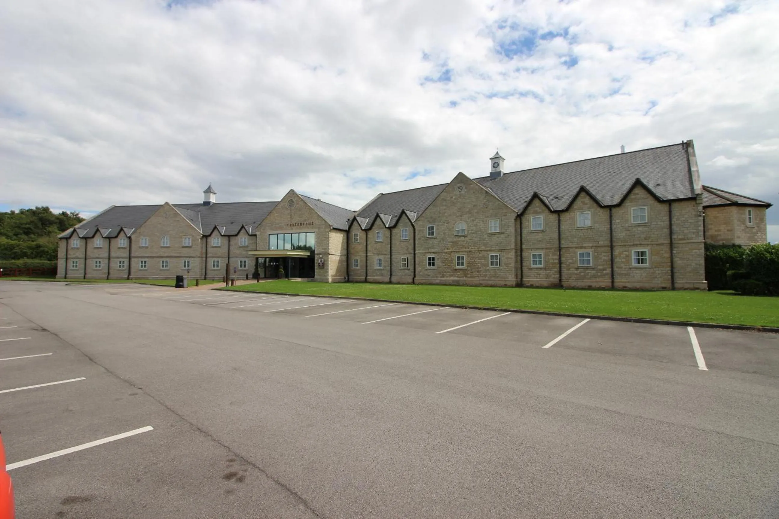Facade/entrance in Best Western Plus Pastures Hotel