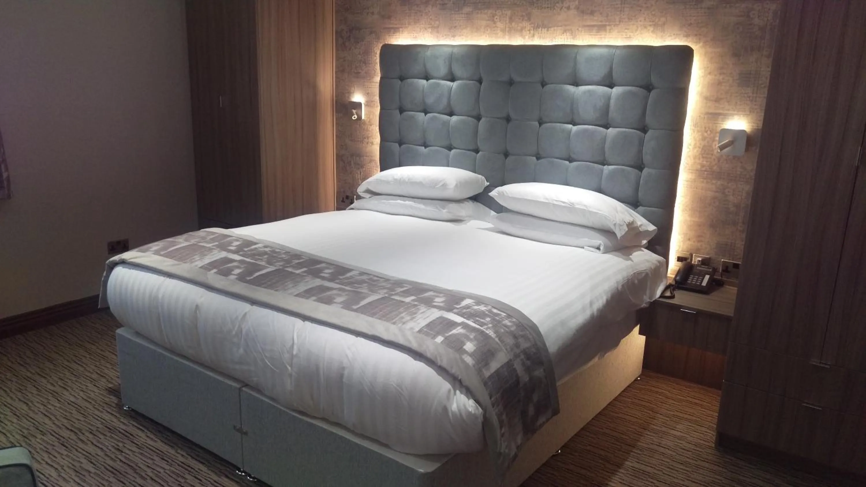 Bed in Best Western Plus Pastures Hotel