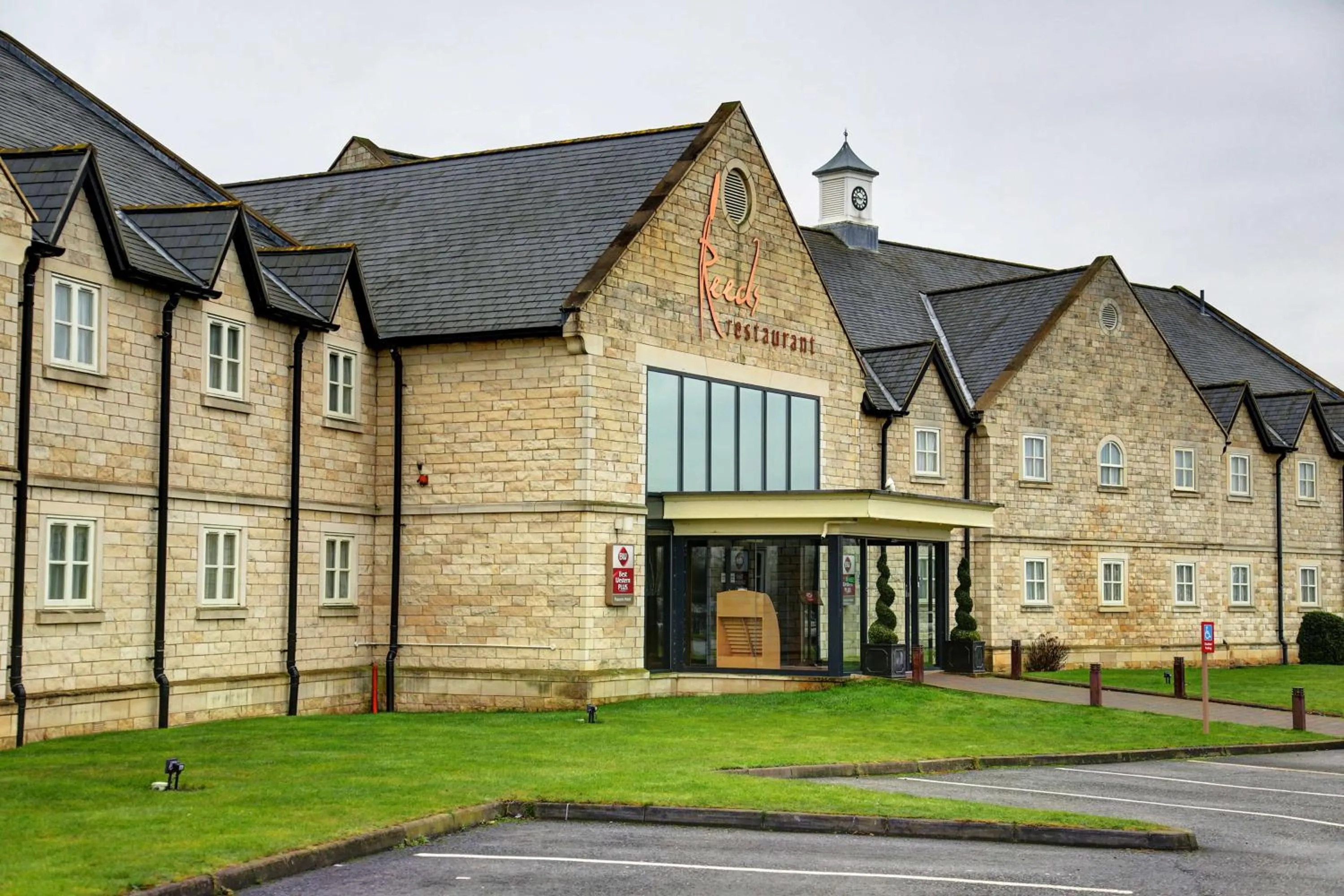 Property building in Best Western Plus Pastures Hotel