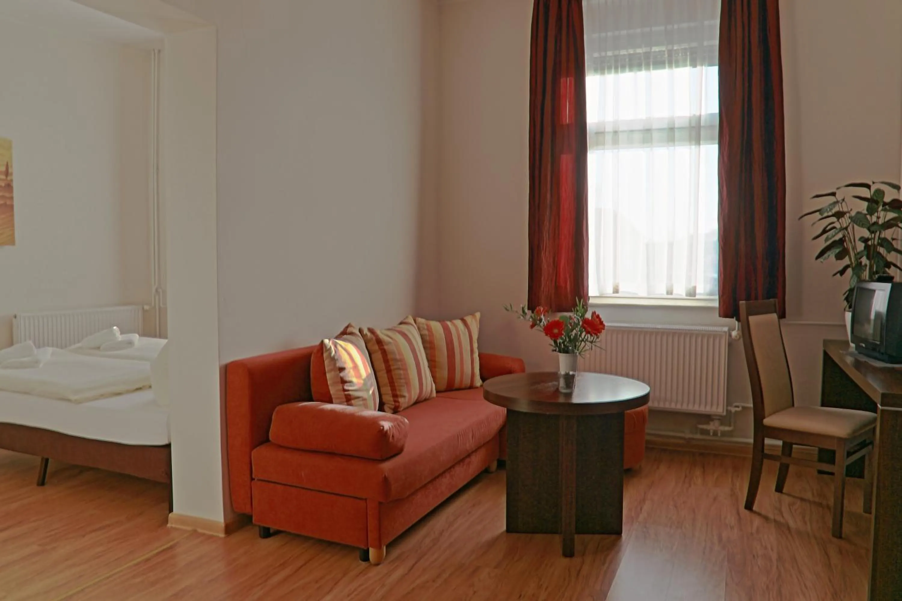 Seating area, Bed in City Residence Hotel Frankfurt-Oder Bahnhof