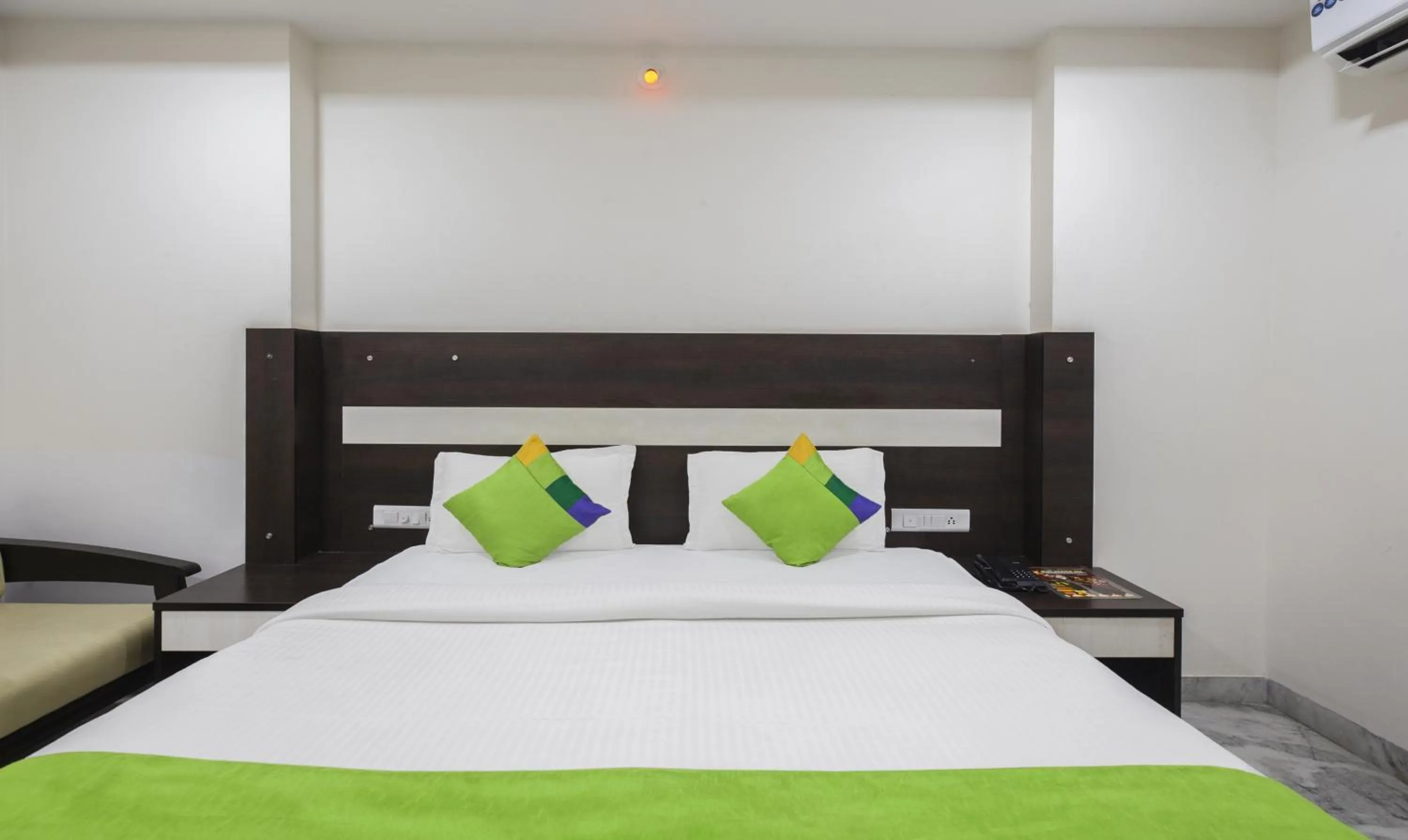 Bed in Hotel Royal Dezire Udaipur