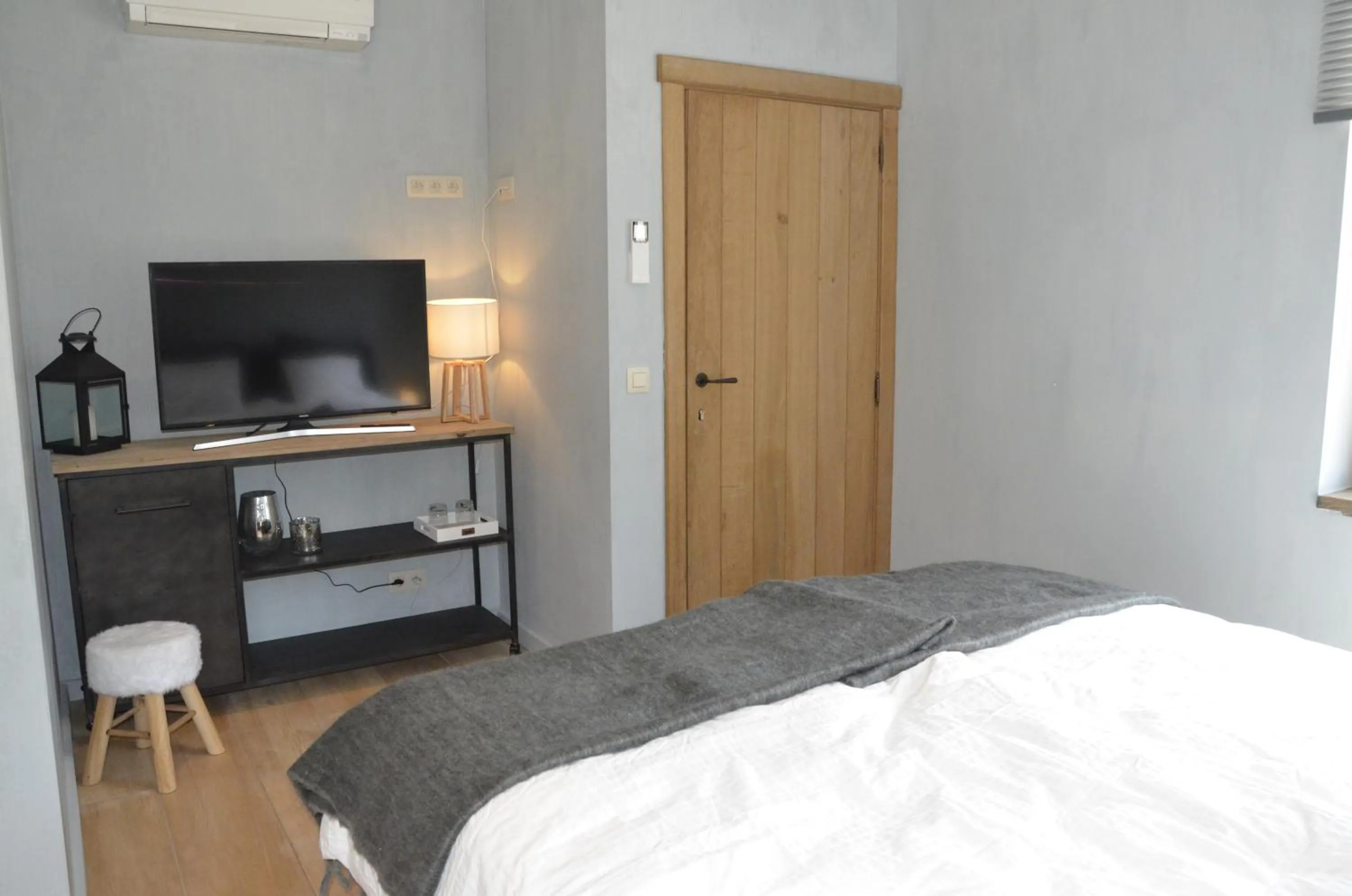 Photo of the whole room, Bed in Stee 23