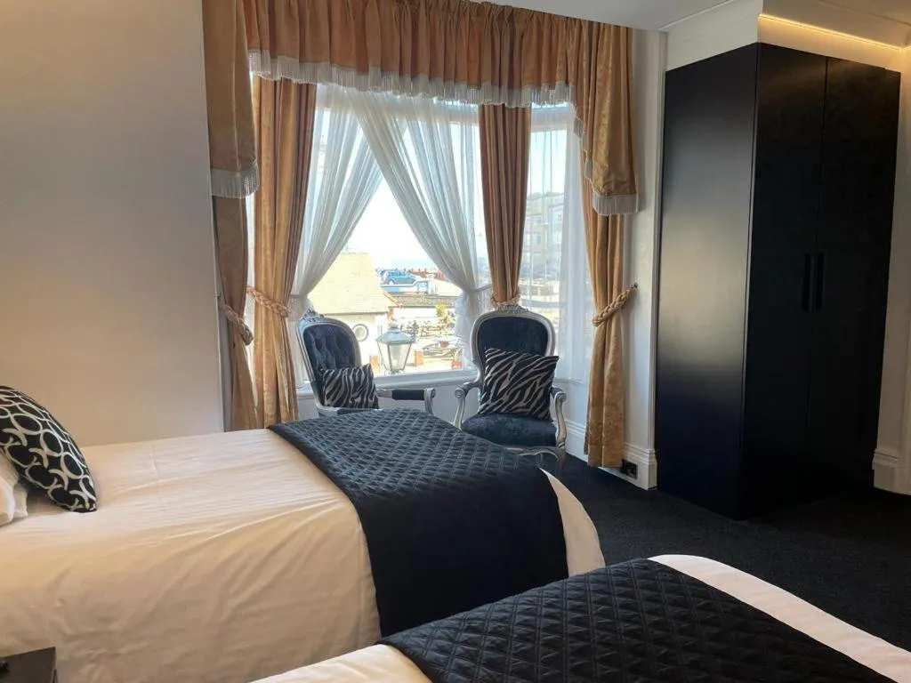 Bedroom, Bed in Revelstoke Hotel