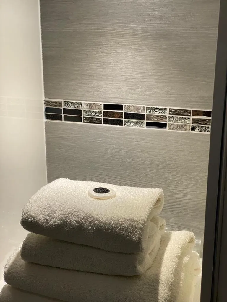 Bathroom, Bed in Revelstoke Hotel