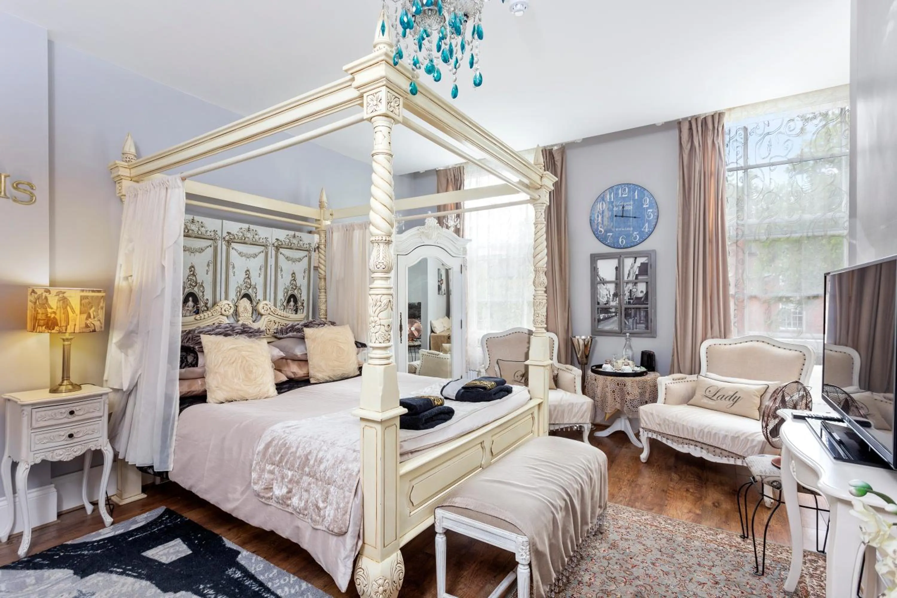 Bed in Mama’s Inn Boutique Guest House