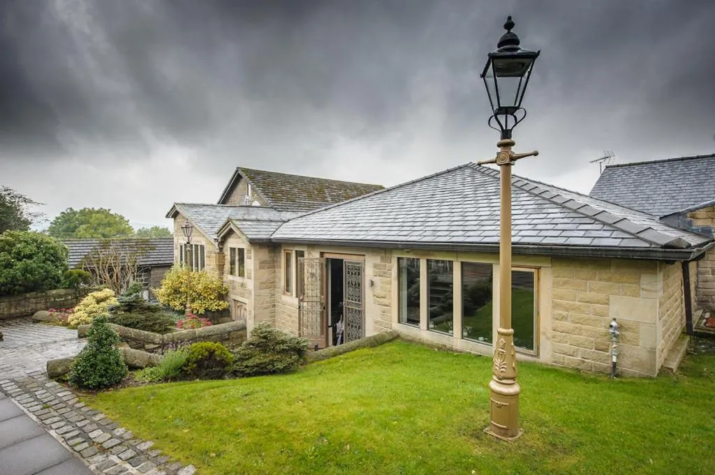 Facade/entrance in The Saddleworth Hotel