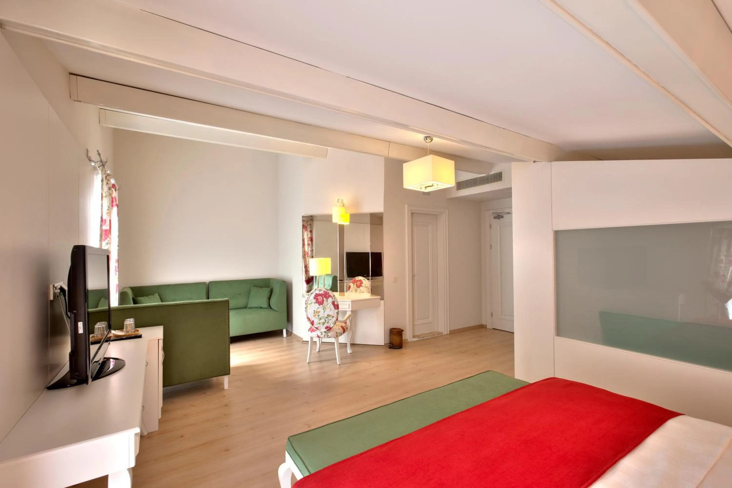 Lake view, Bed in Baga Hotel