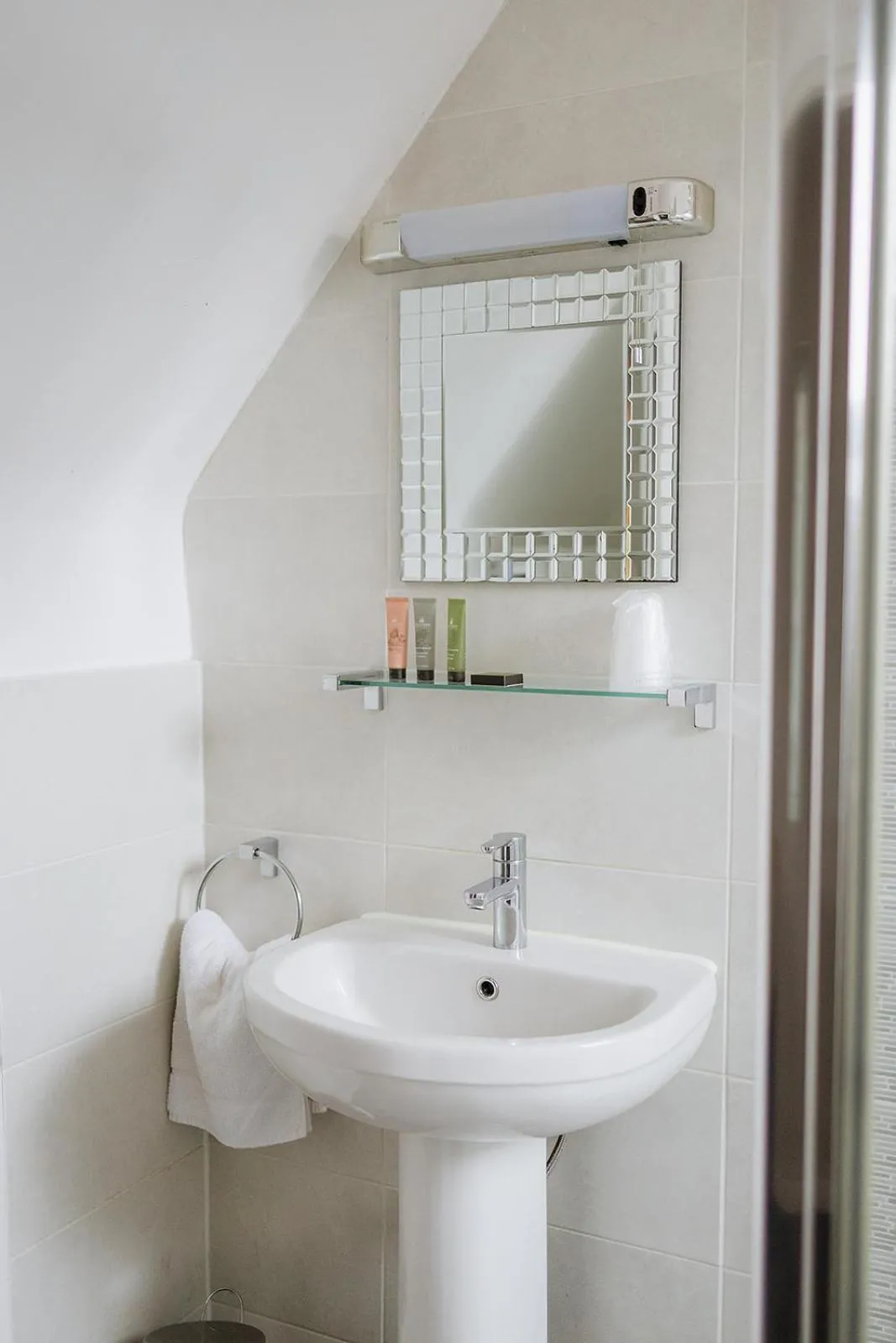 Bathroom in Red Mullions Guest House