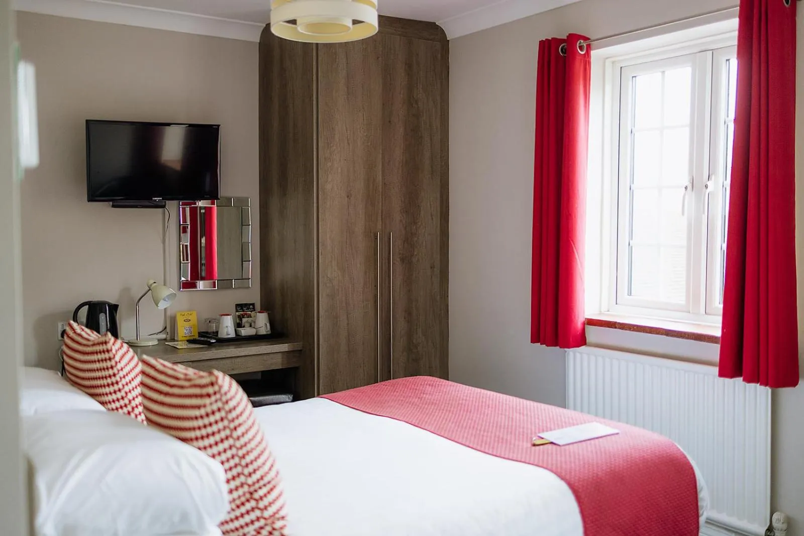 Bedroom, Bed in Red Mullions Guest House