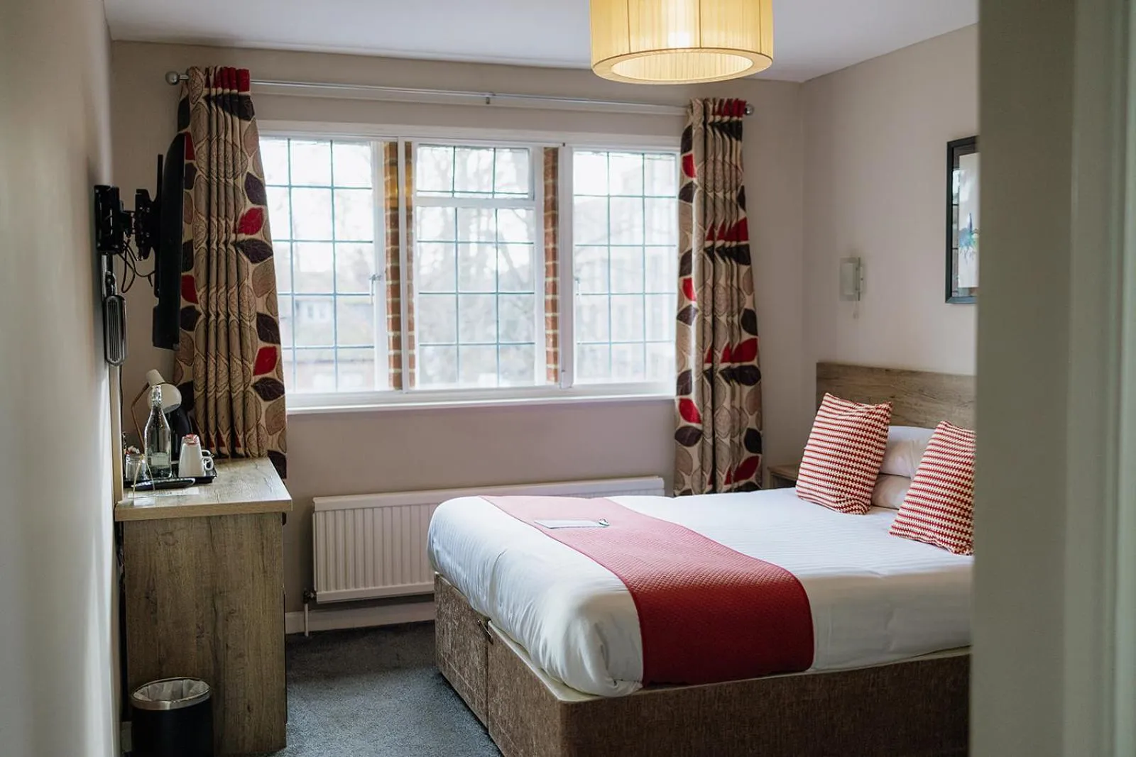 Bedroom, Bed in Red Mullions Guest House