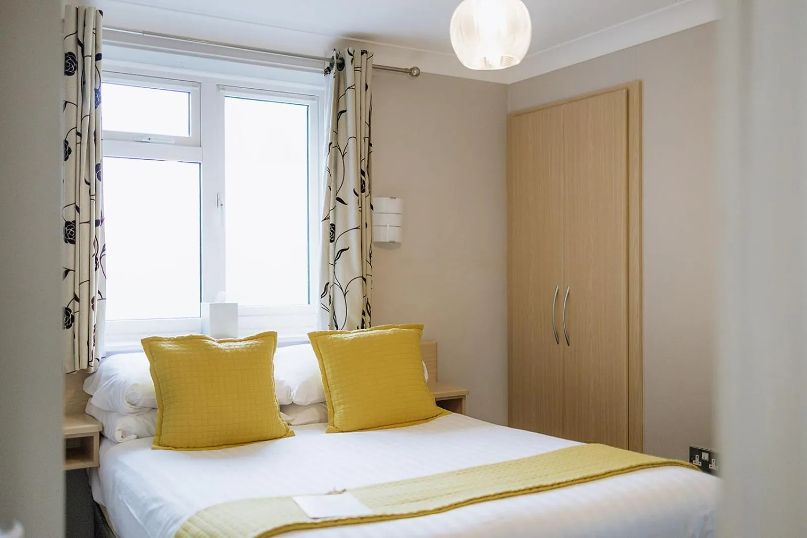 Bedroom, Bed in Red Mullions Guest House