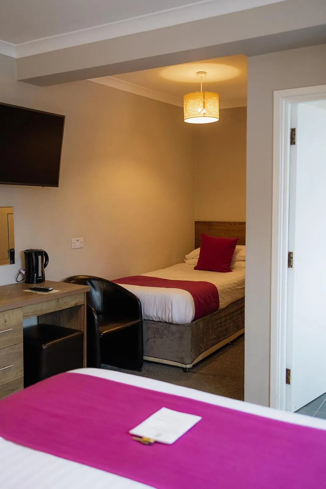 Bedroom, Bed in Red Mullions Guest House