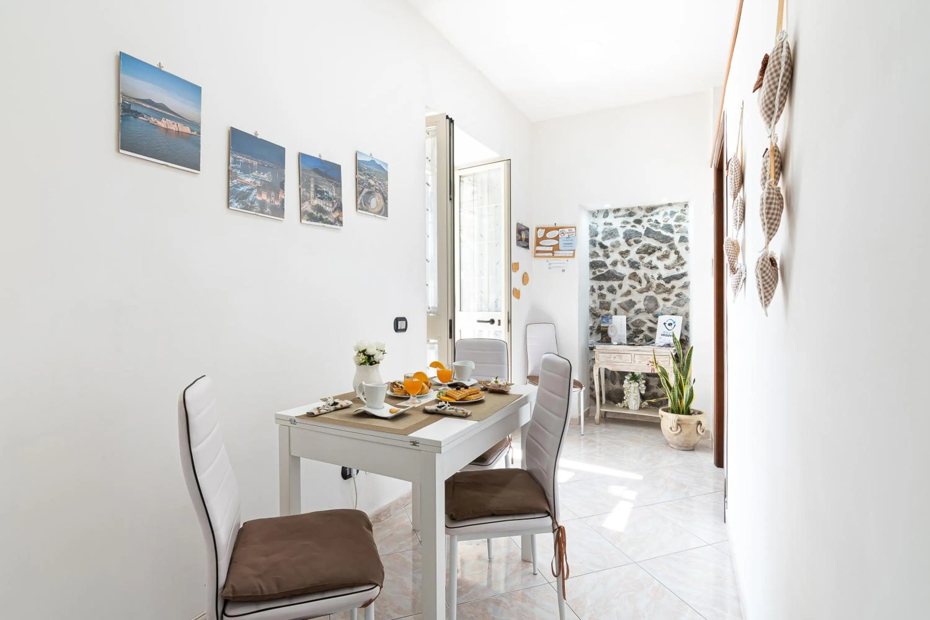 Dining area in B&B VESUVIAN STONE
